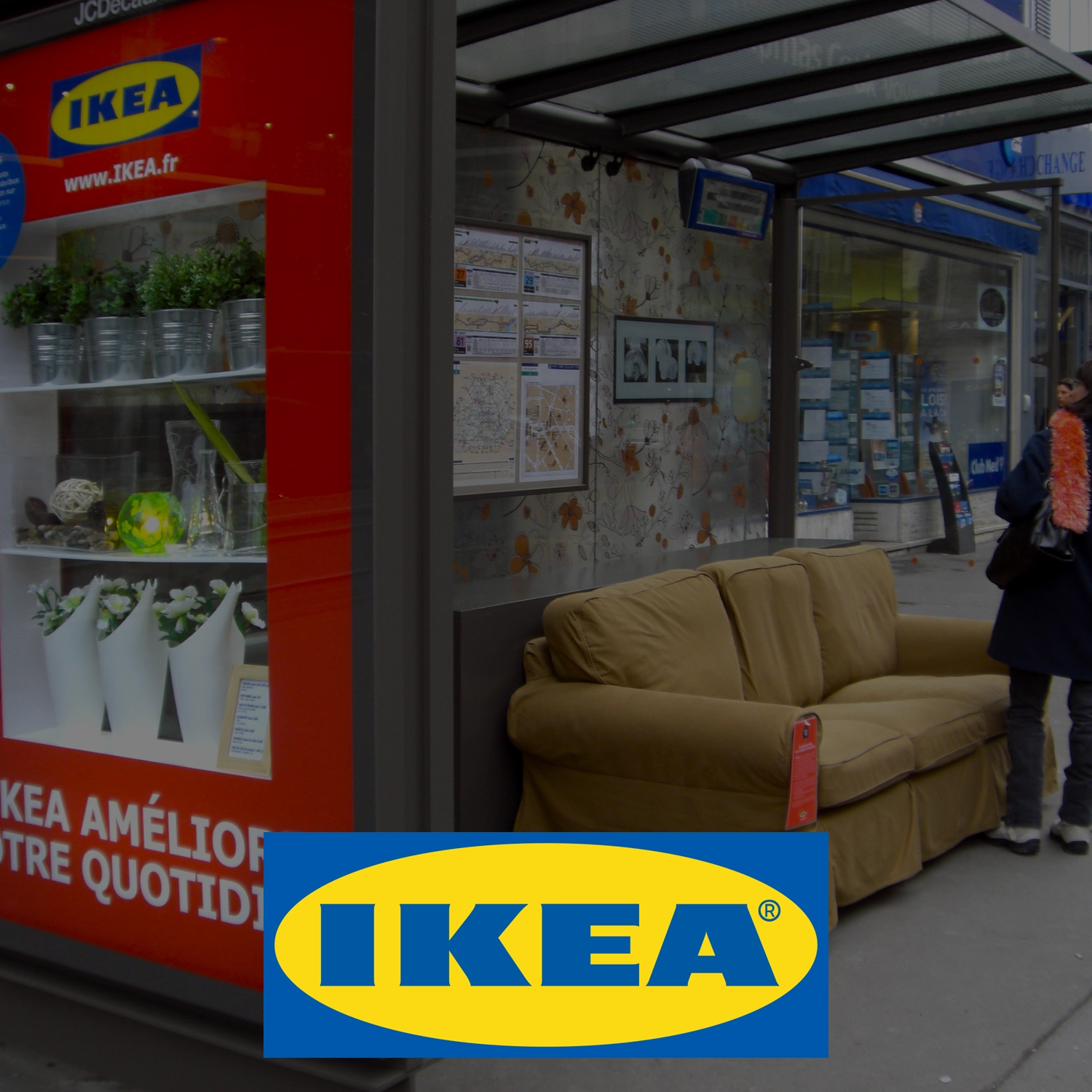 Marketing Guerrilla IKEA: Divano in fermata bus. Comunicazione creativa e inaspettata.