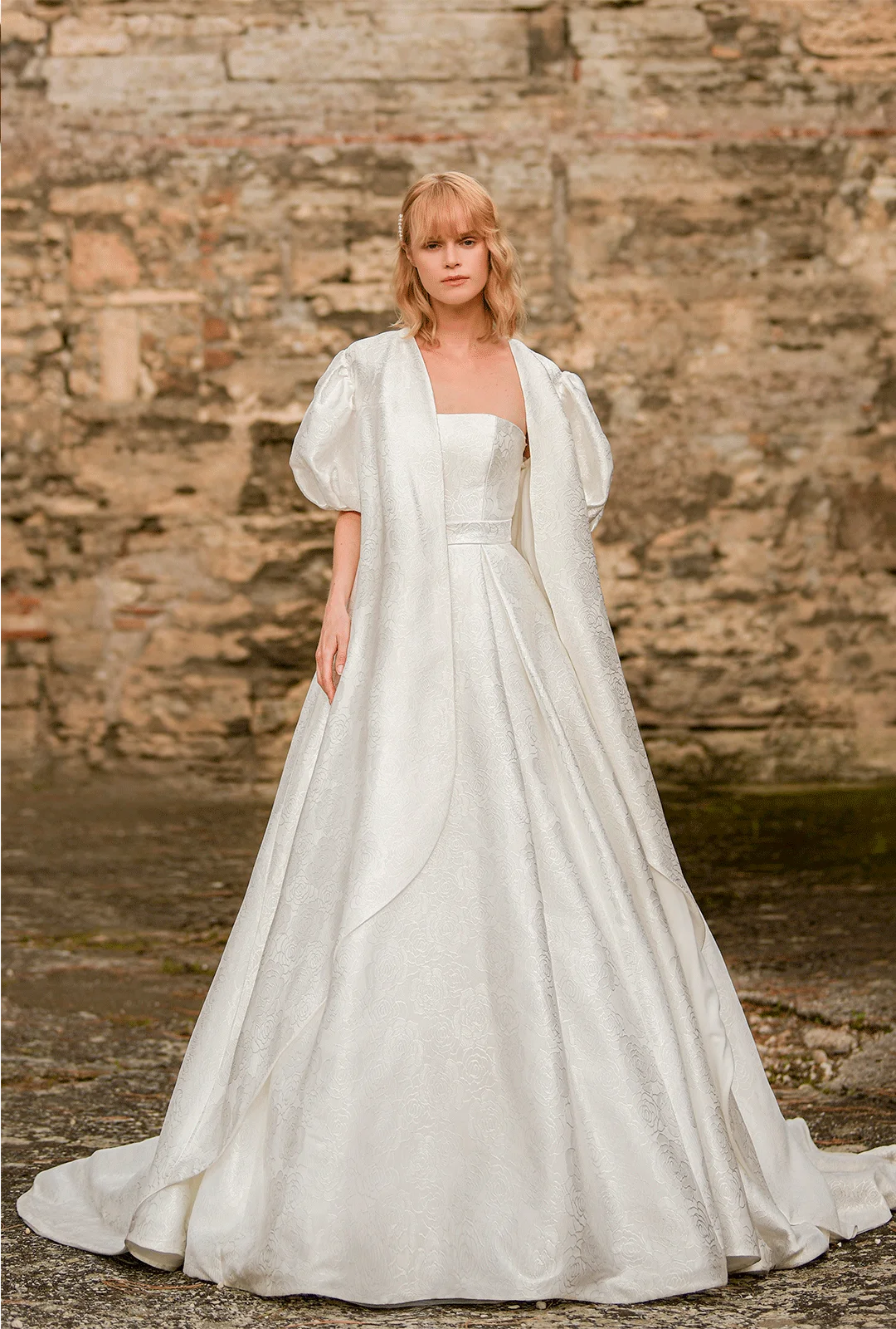 Abito da sposa Laura Biagiotti Roma con giacca coordinata, elegante e raffinato. Collezione sposa.