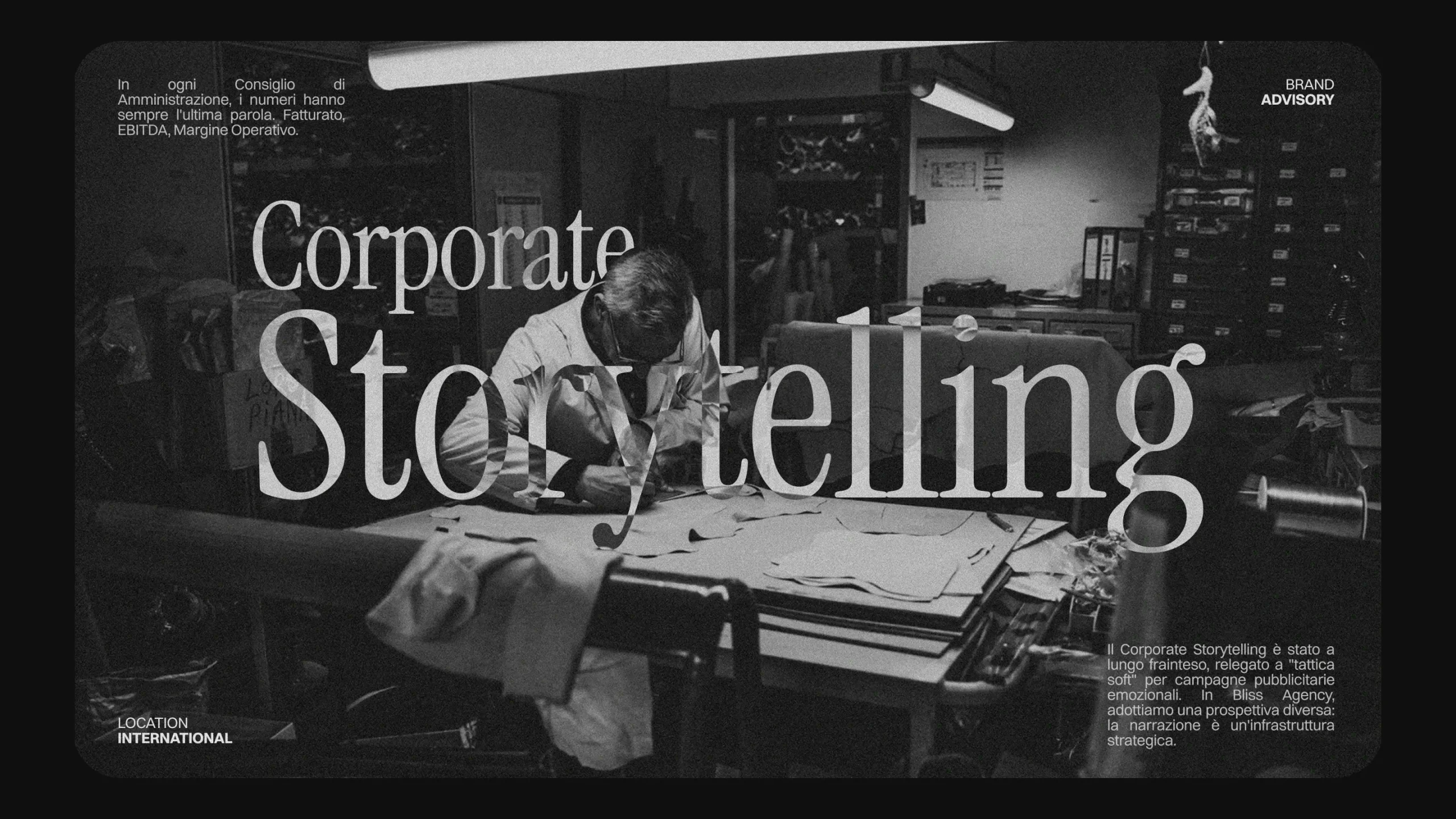 Storytelling aziendale: trasformare la storia in un asset strategico. Immagine vintage di un artigiano al lavoro, concetto di narrazione d'impresa.