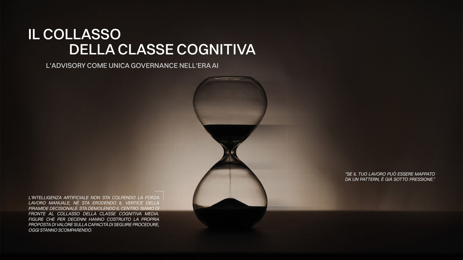 Clessidra che simboleggia il collasso della classe cognitiva nell'era dell'intelligenza artificiale. Advisory come governance unica.