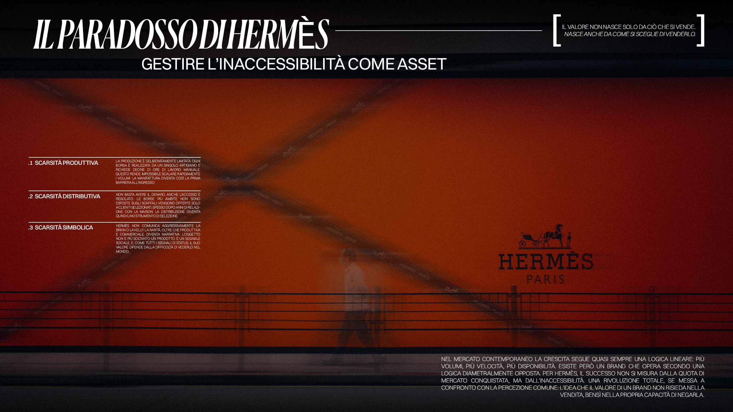 Hermès: il paradosso dell'inaccessibilità come asset. Logo Hermès su sfondo arancione, eleganza e lusso del brand parigino.