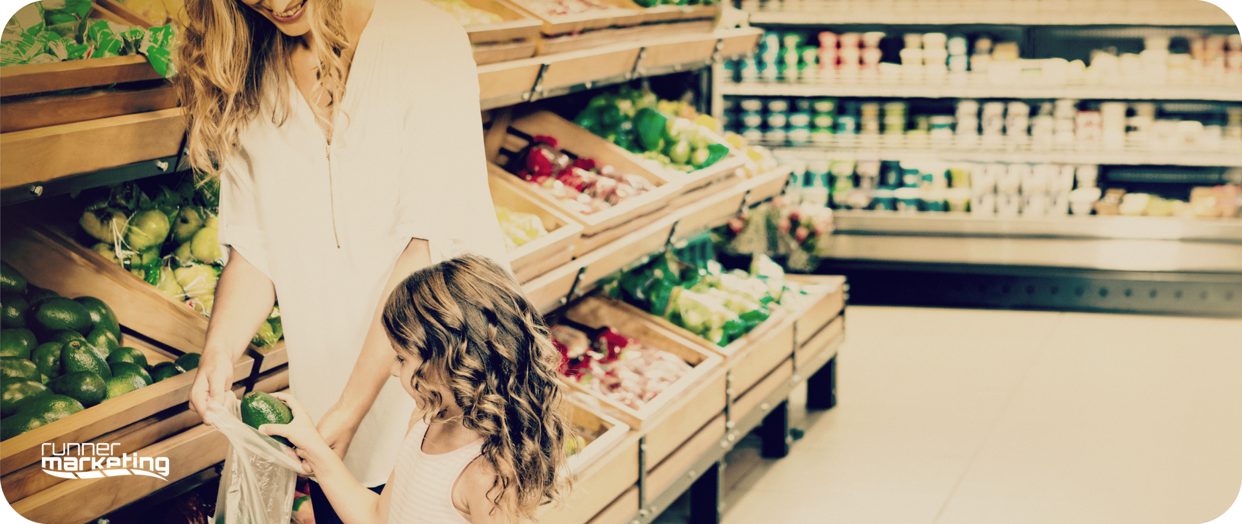 Madre e figlia scelgono avocado al supermercato. Marketing per la GDO, freschezza e qualità nei prodotti alimentari.