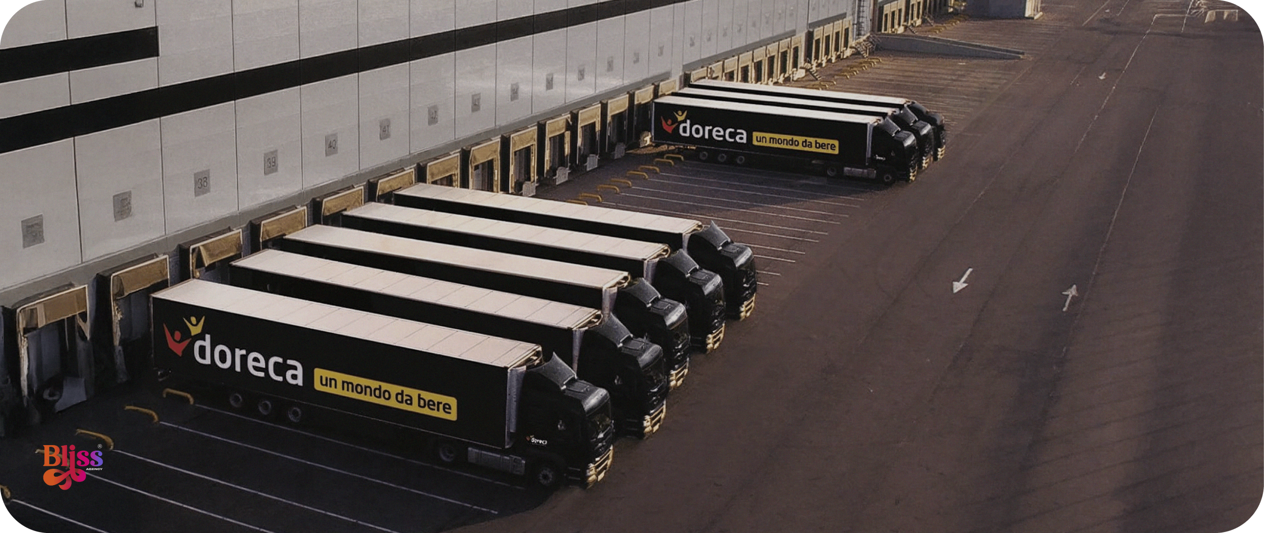 Flotta di camion Doreca presso magazzino GDO in Italia. Soluzione logistica per marketing GDO, agenzia specializzata in distribuzione alimentare.