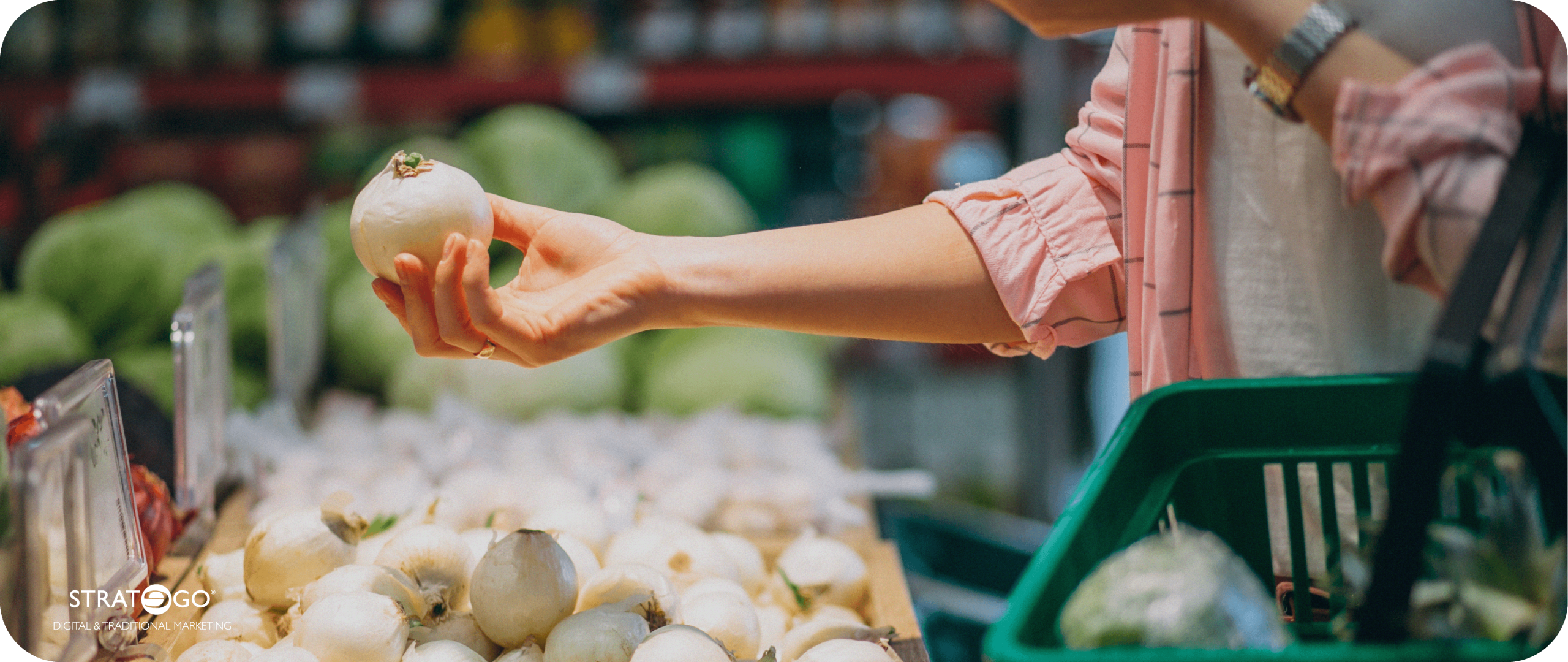 Donna che sceglie cipolle bianche al supermercato. Marketing per la GDO in Italia, prodotti freschi e di qualità.