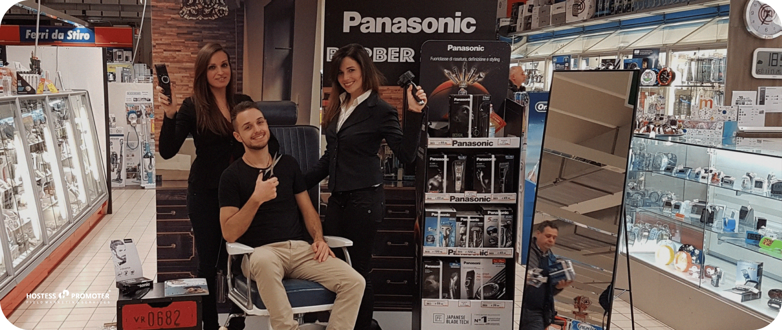 Promozione GDO: dimostrazione di rasoi Panasonic con promoter e clienti in un supermercato italiano. Marketing per la grande distribuzione.