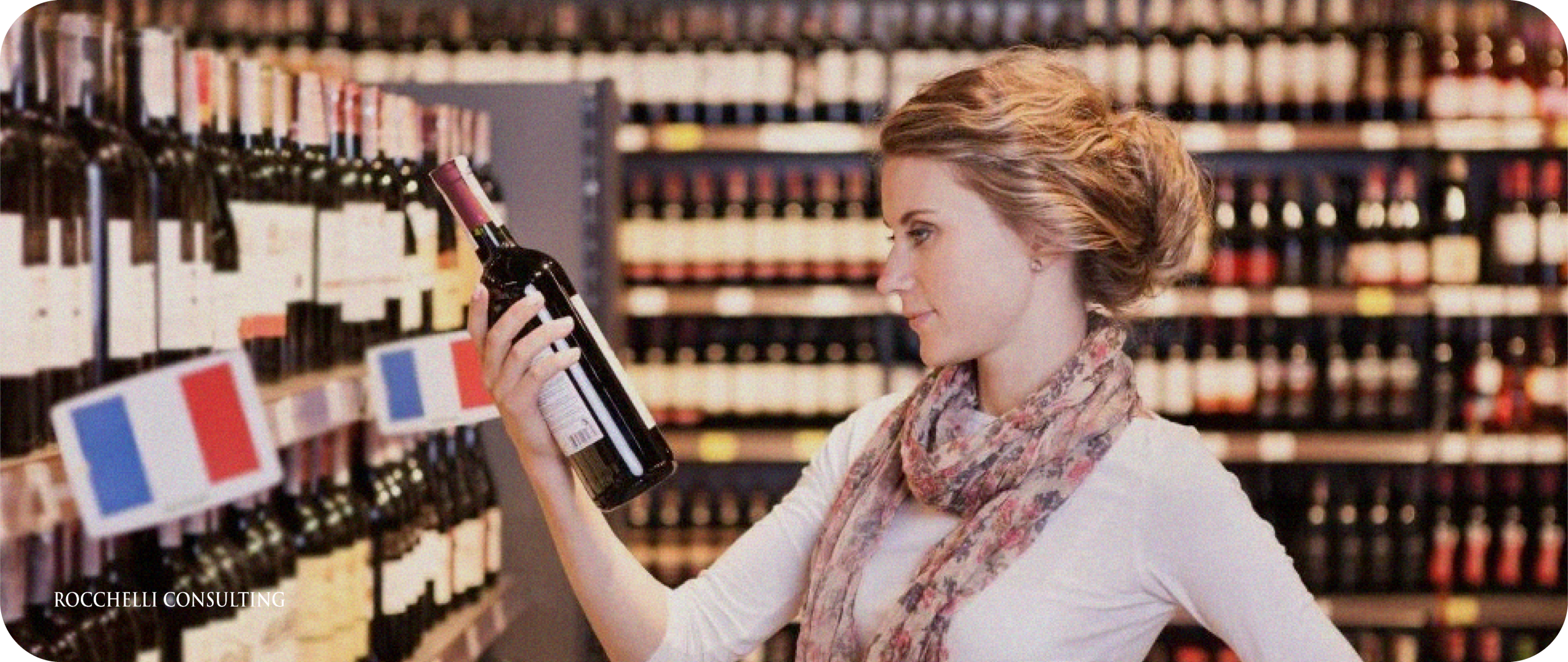 Donna che seleziona una bottiglia di vino rosso in un supermercato. Marketing GDO Italia.