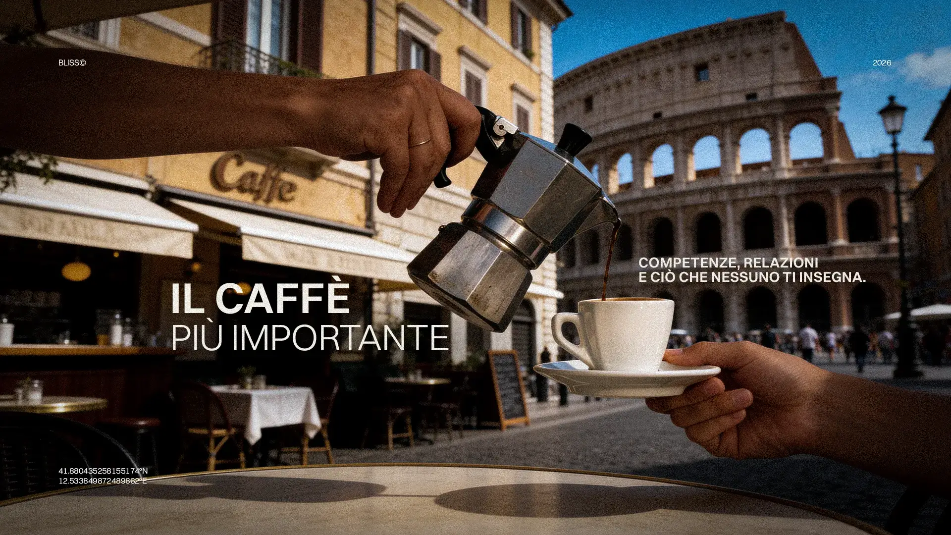 Caffè italiano versato a Roma, con Colosseo sullo sfondo. Moka che versa caffè in tazza. Bar e "Il caffè più importante".