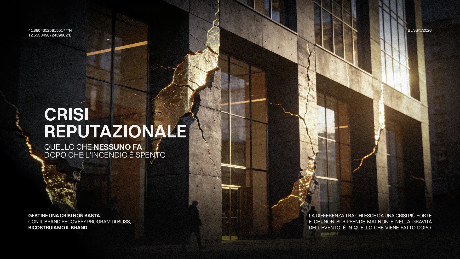 Crisi reputazionale: edificio danneggiato con crepe dorate. Ripartenza e resilienza dopo una crisi. Brand recovery Bliss.