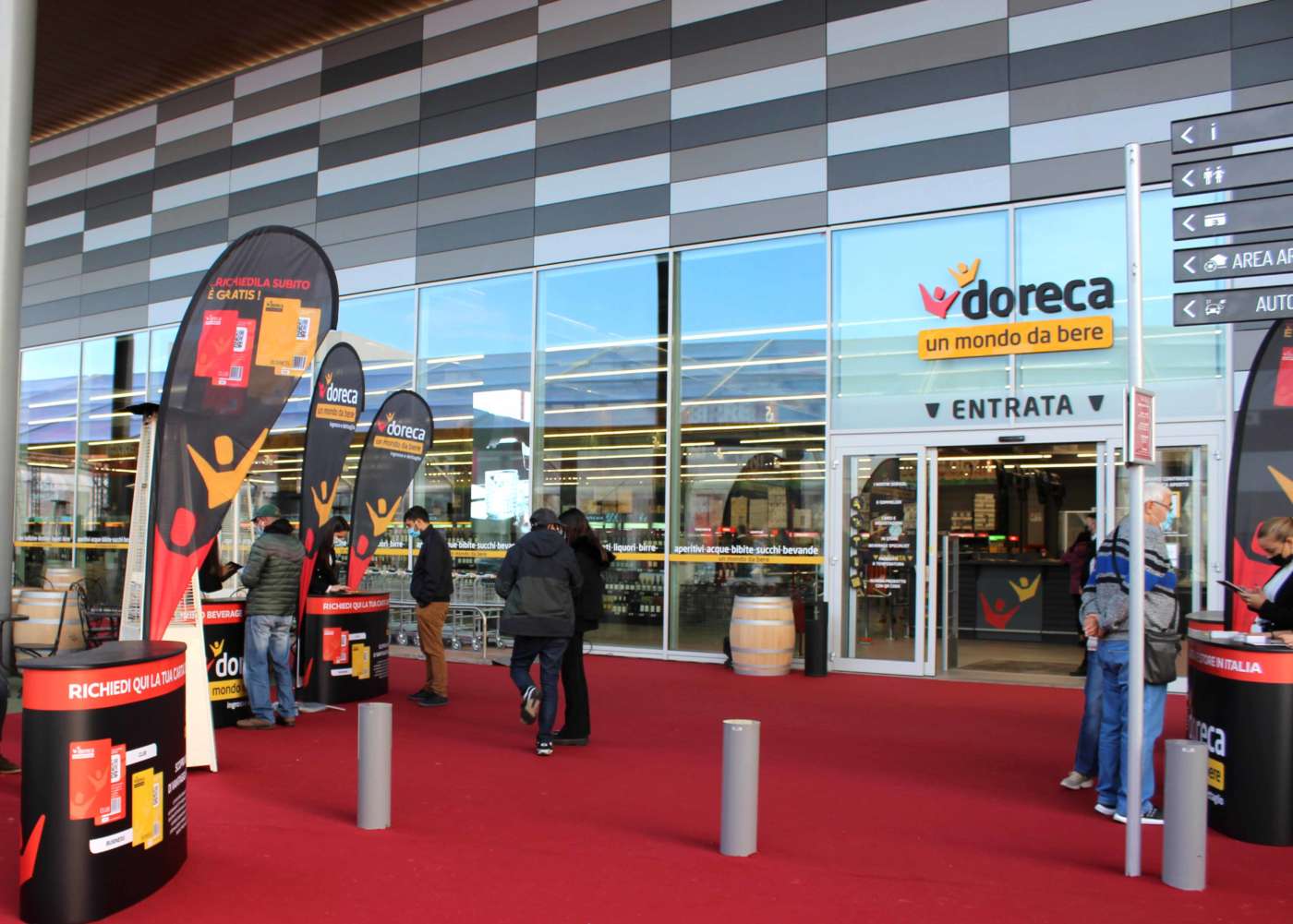 Doreca Fiumicino: negozio specializzato in bevande. Entrata con tappeto rosso. Scopri i casi studio di successo per la tua attività.