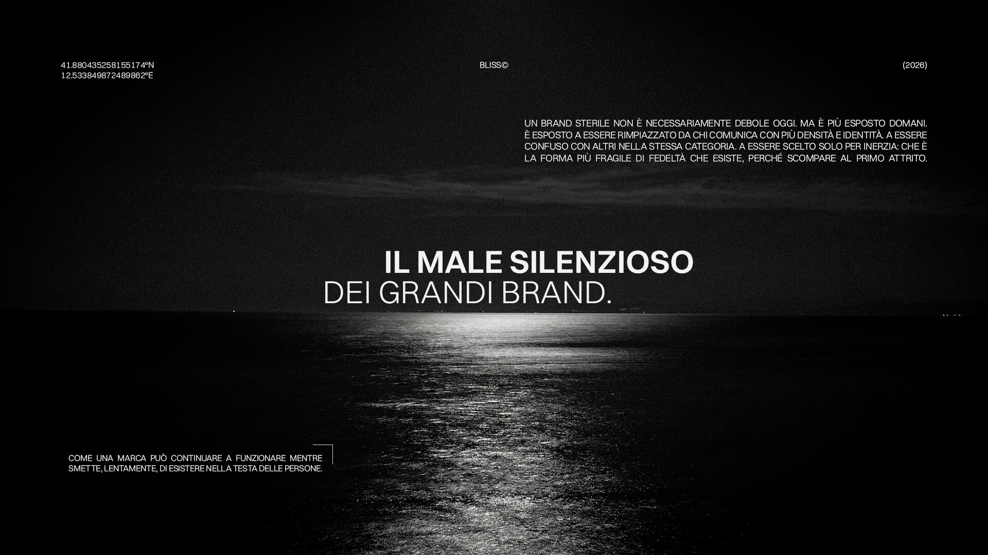 Grafica del male silenzioso dei brand. Immagine notturna con mare e testo evocativo sul declino dei marchi. Ottima per SEO.
