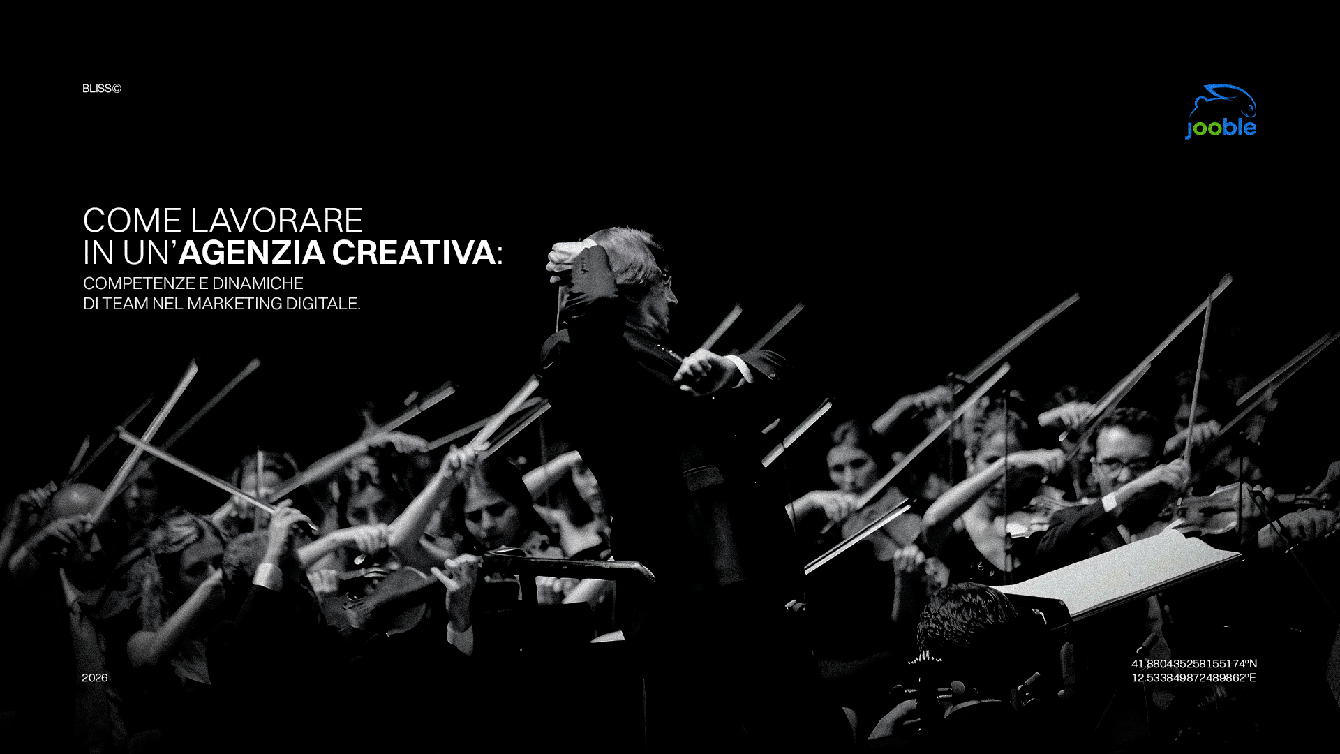 Lavorare in agenzia creativa: competenze e dinamiche di team nel marketing digitale. Immagine di un'orchestra in bianco e nero.