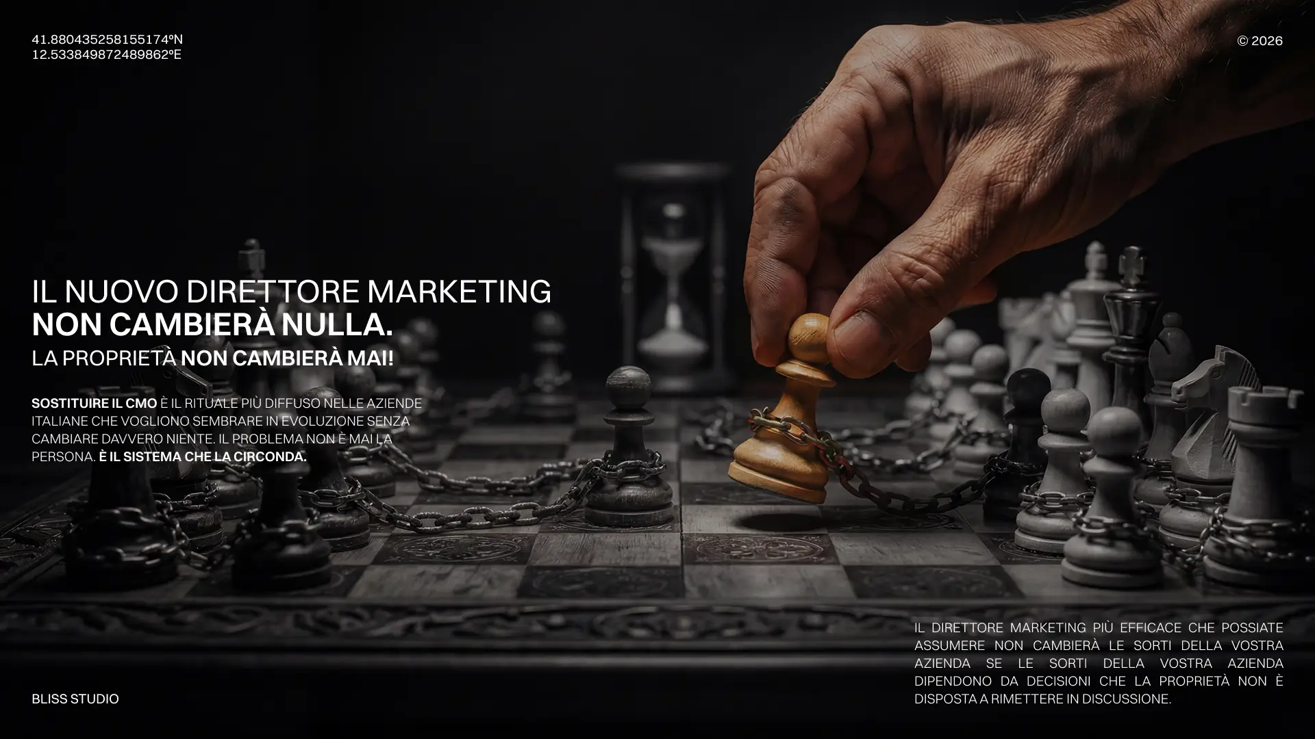 Scacchiera con pedina in movimento, metafora per nuovo direttore marketing e proprietà aziendale. Strategia e potere decisionale.