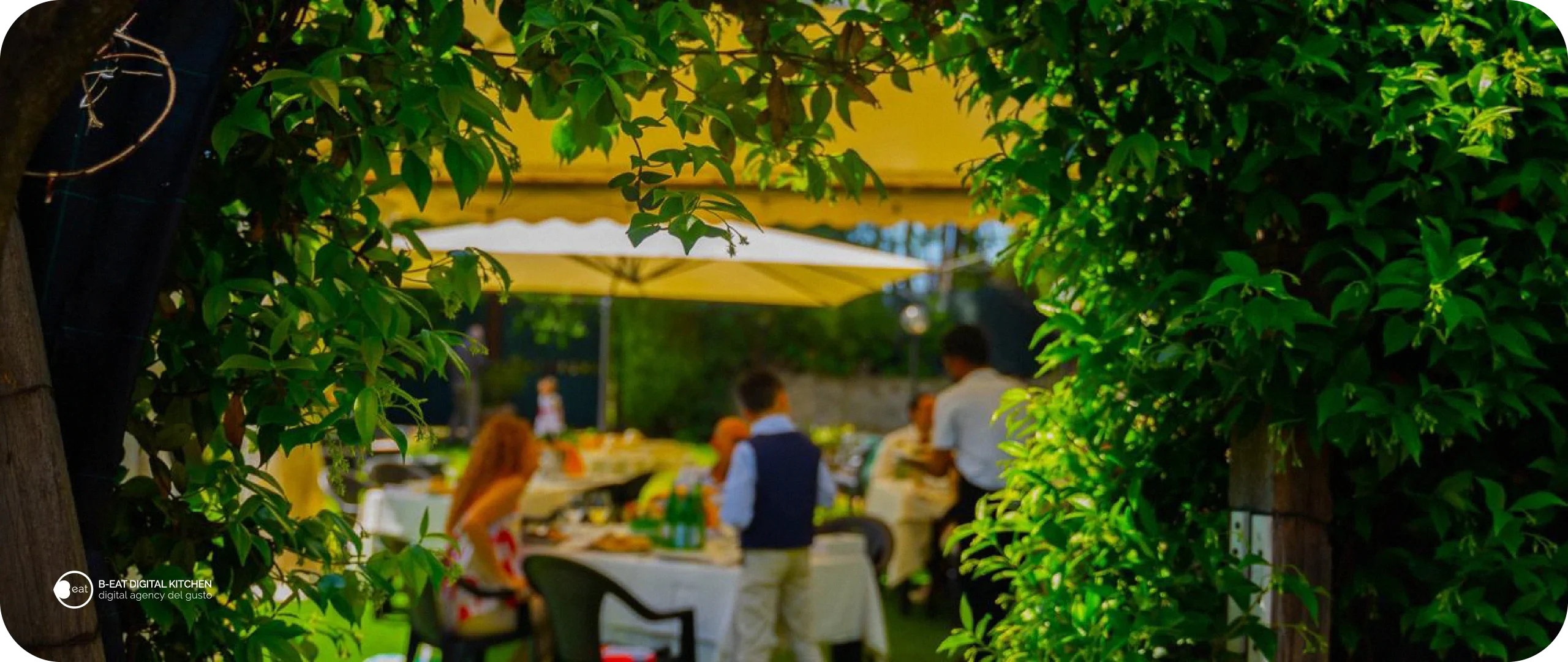 Outdoor restaurant in Italy, with greenery and laid tables. Restaurant marketing agency Italy: discover the best solutions.