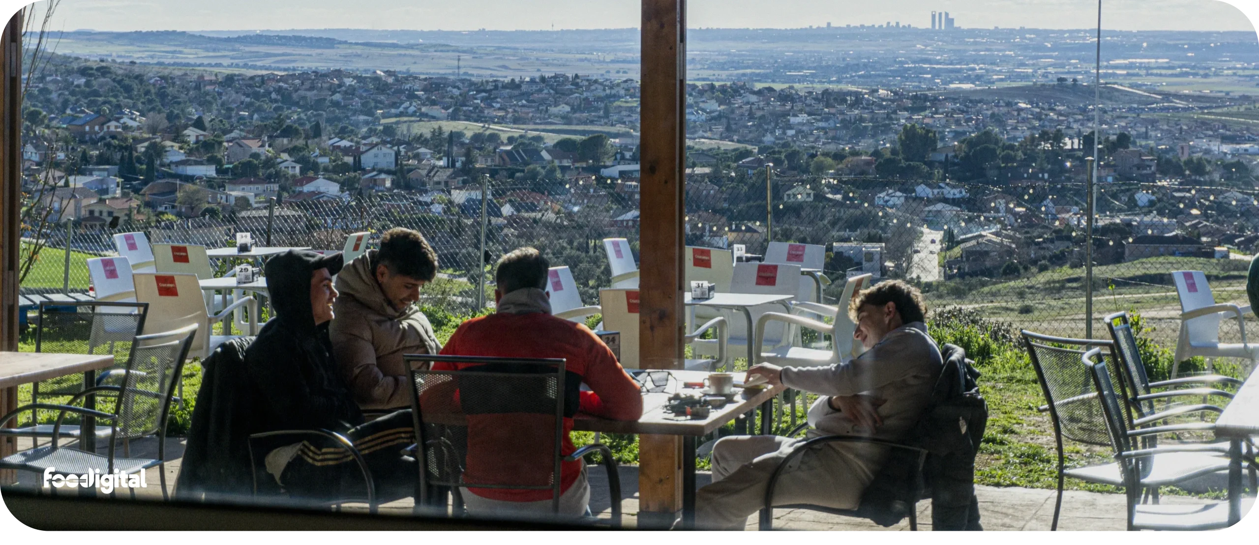 Diners seated at a restaurant with a panoramic view. Restaurant marketing in Italy, guaranteed success with the best agencies.