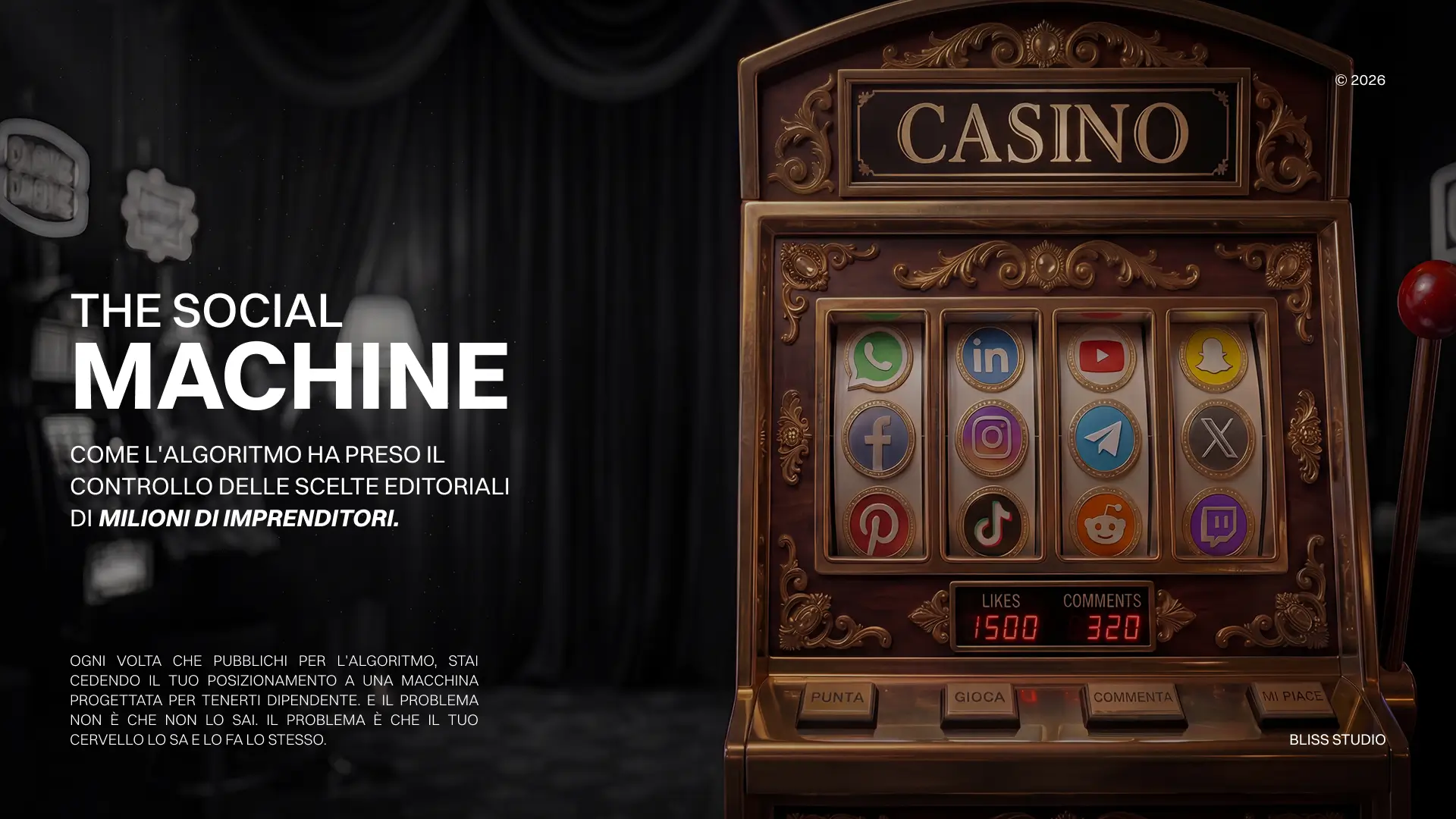 La macchina social: slot machine con icone social media. Metafora del controllo algoritmico nel marketing digitale.