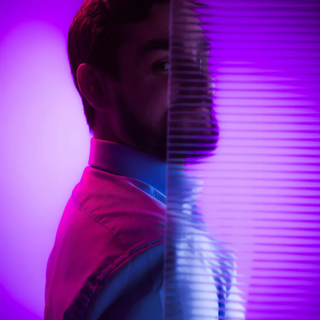 Mario Antonini, CDO Bliss Agency, ritratto uomo con luci al neon viola e rosa, stile blog test 2.