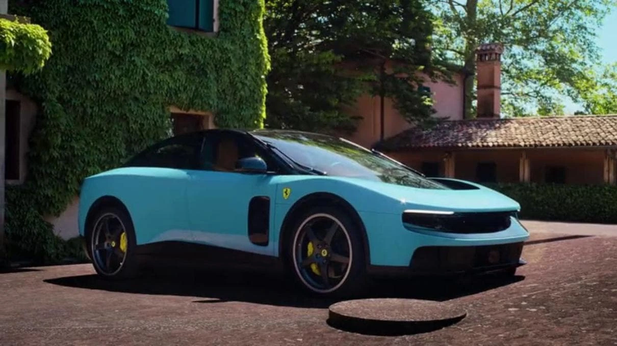 Ferrari azzurra chiara parcheggiata davanti a un edificio coperto di edera.
