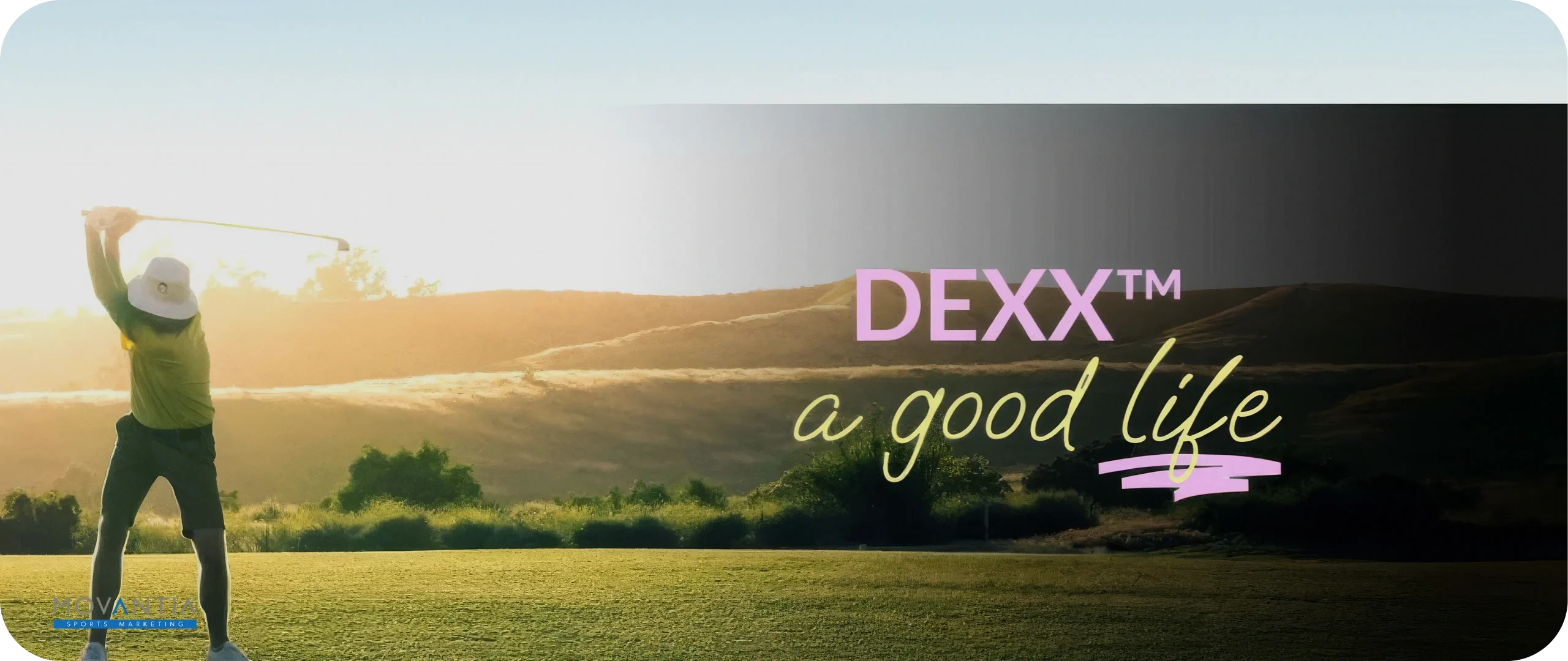 Golfista che fa swing su un campo da golf al tramonto. Agenzia di marketing sportivo DEXX per una vita di successo.