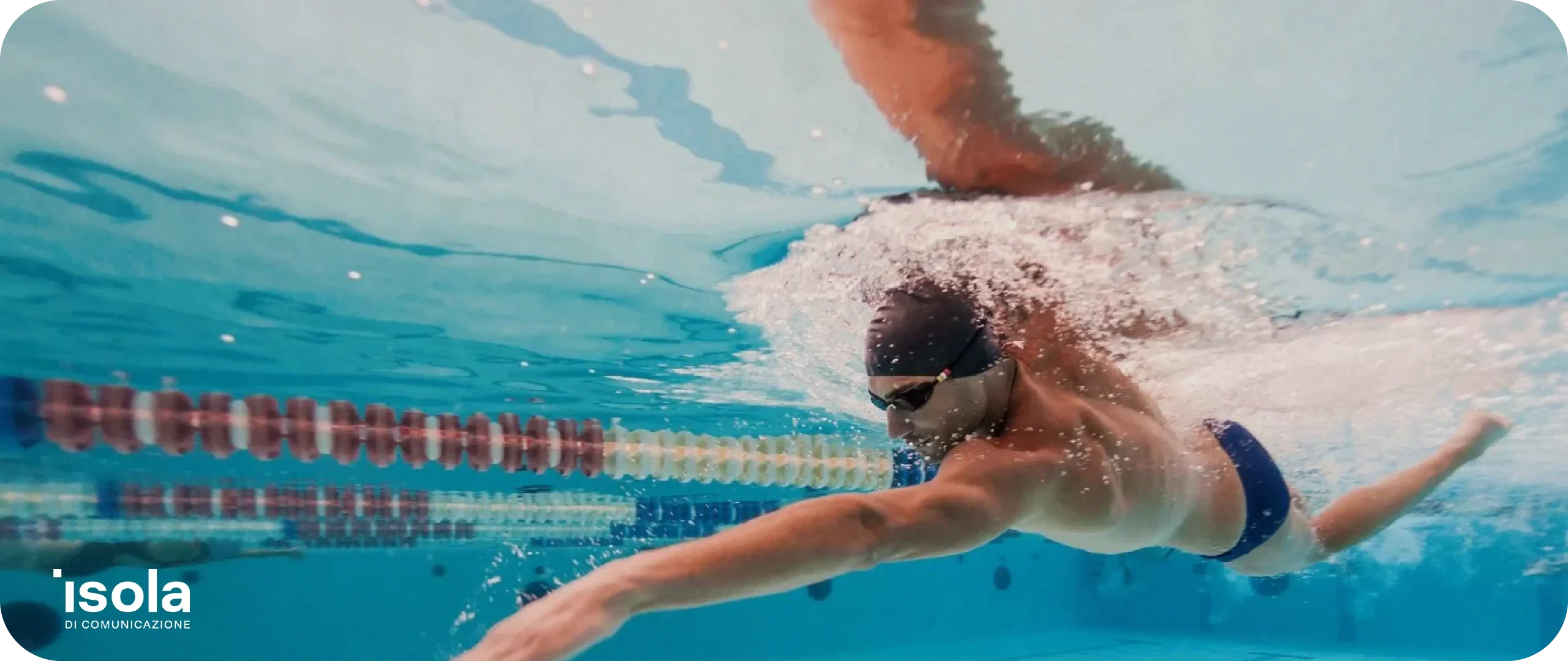 Nuotatore in piscina: immagine per le migliori agenzie di marketing sportivo. Strategie di marketing per il settore sportivo.