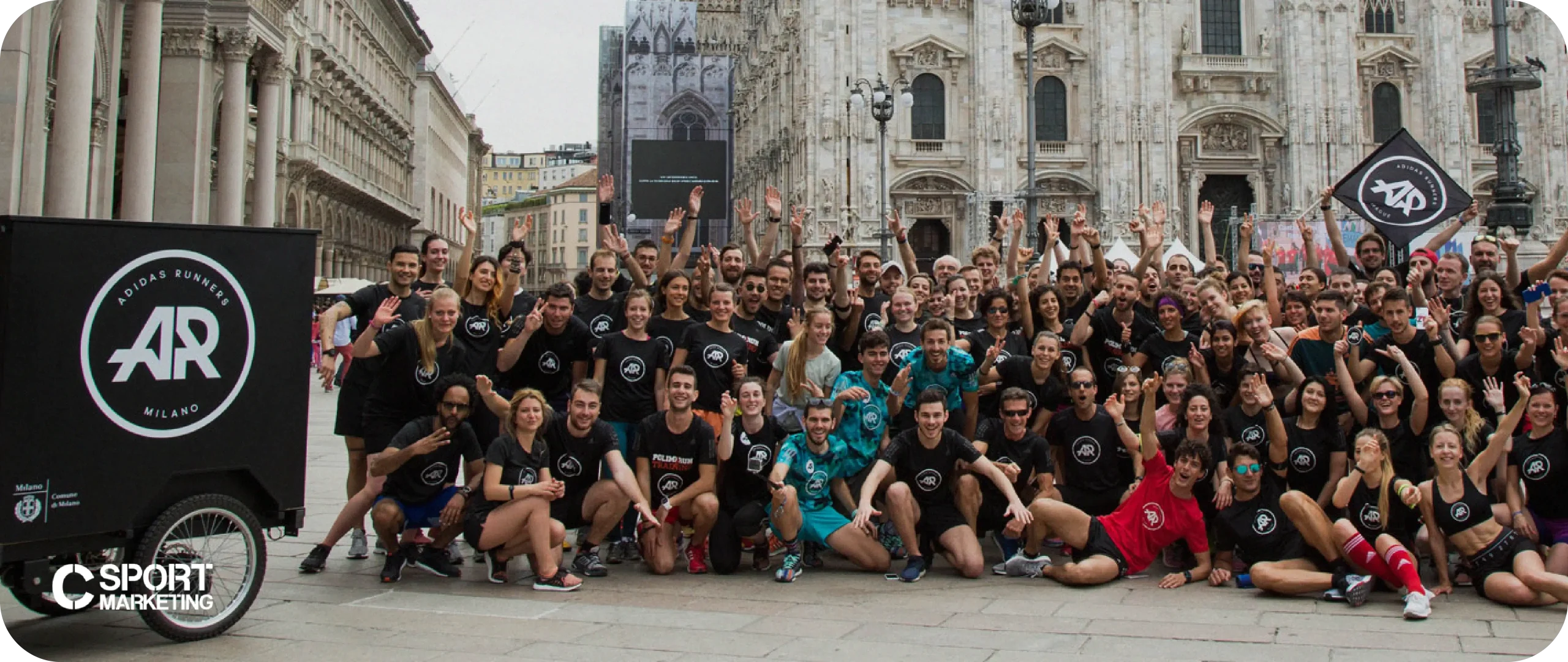 Gruppo di Adidas Runners a Milano, agenzia marketing sportivo per eventi e promozione del running, Duomo sullo sfondo.