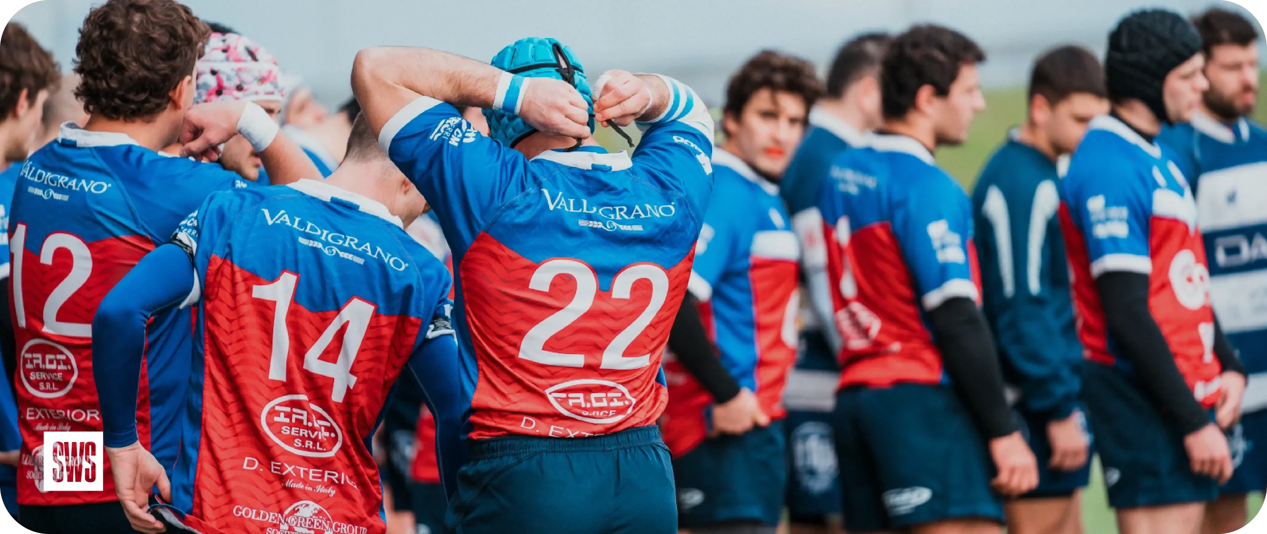 Squadra di rugby con maglie blu e rosse. Marketing sportivo per agenzie specializzate nel settore sportivo.