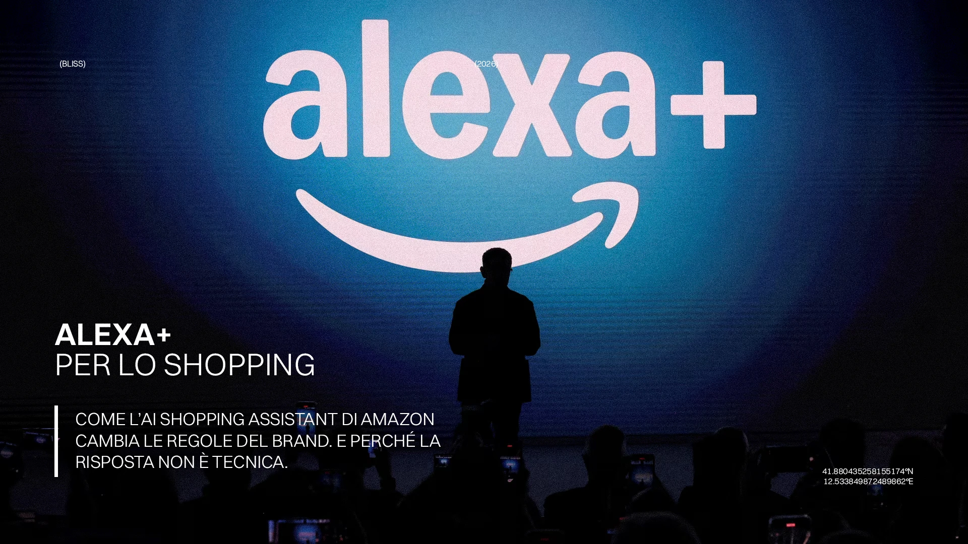 Logo di Alexa+ su uno schermo blu dietro una persona in controluce, con il testo "ALEXA+ PER LO SHOPPING".