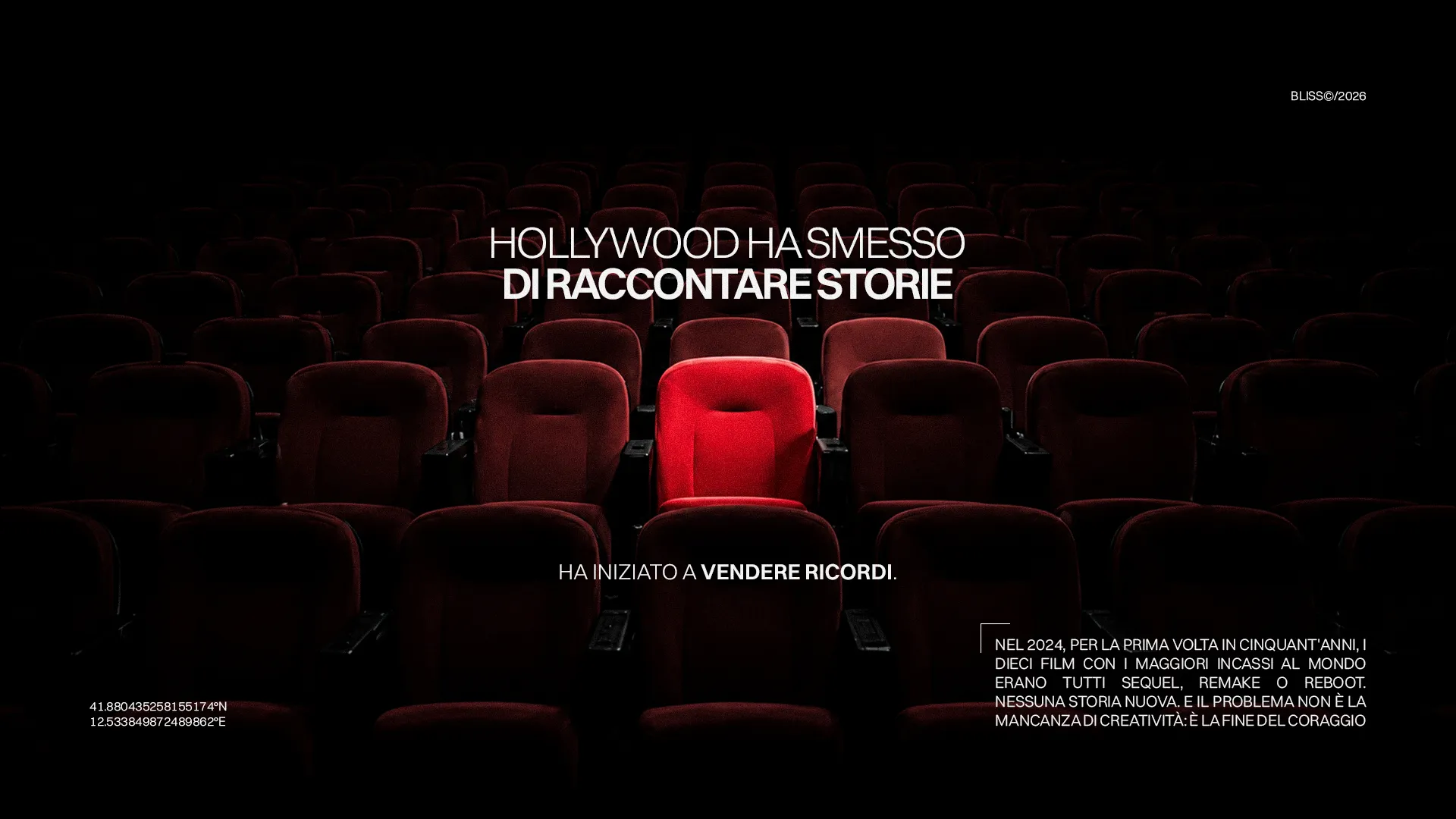 Cinema: fila di poltrone rosse, una rossa brillante. Titolo: Hollywood ha smesso di raccontare storie. Adesso vende ricordi.