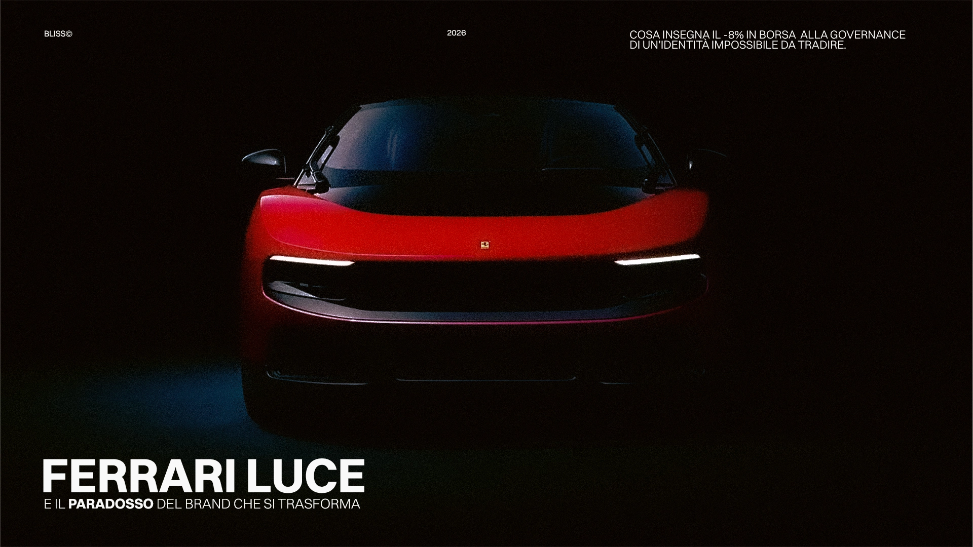 Muso di una Ferrari rossa in penombra con luci accese, sotto il testo 'FERRARI LUCE E IL PARADOSSO DEL BRAND CHE SI TRASFORMA'.