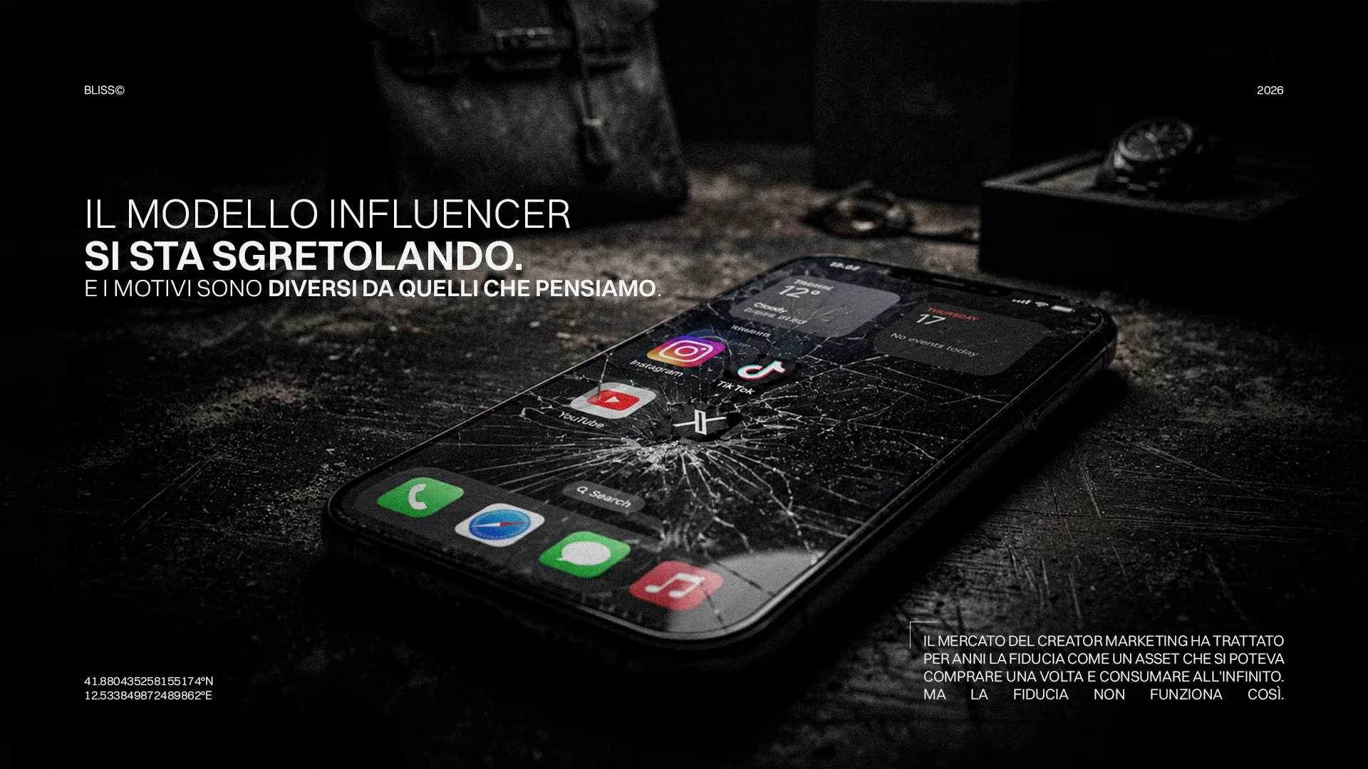 Modello influencer in crisi: immagine concettuale di un telefono con schermo rotto e icone social, simbolo del declino dell'influencer marketing.