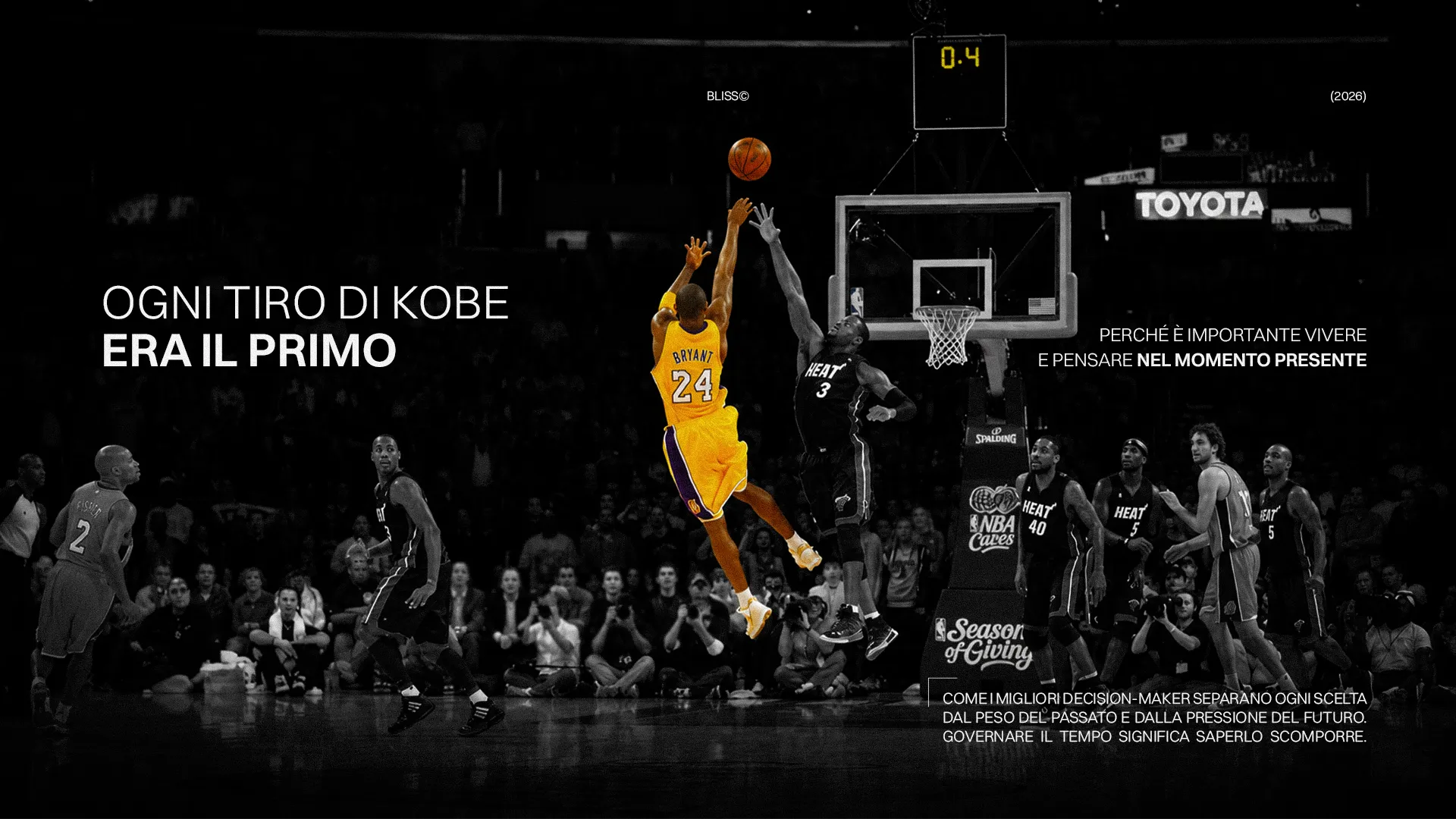 Kobe Bryant salta per un tiro durante una partita di basket. Omaggio a Kobe, leggenda del basket.