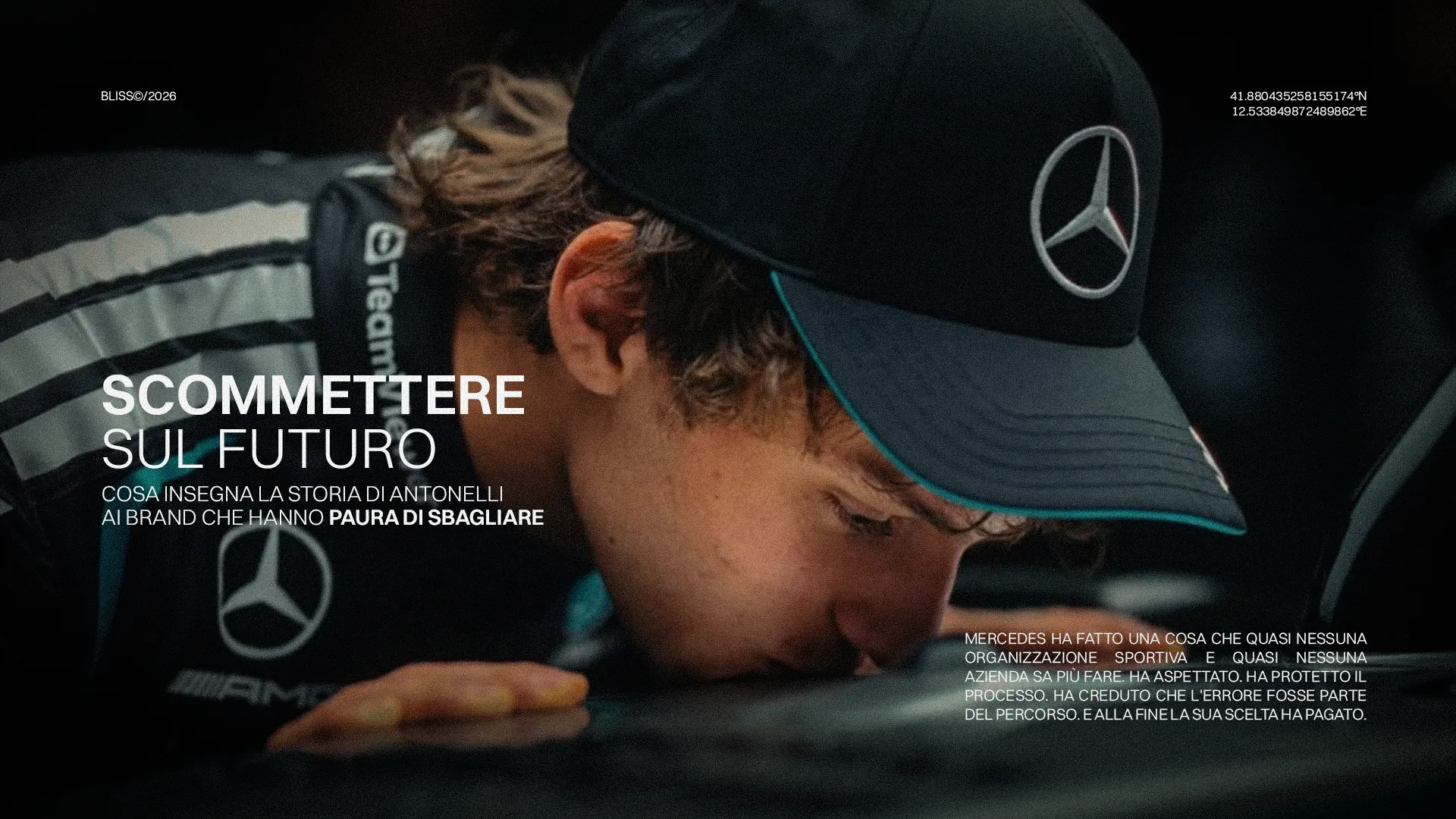 Kimi Antonelli, giovane promessa dell'automobilismo, con cappellino Mercedes. Scommettere sul futuro: la storia di Antonelli e i brand.