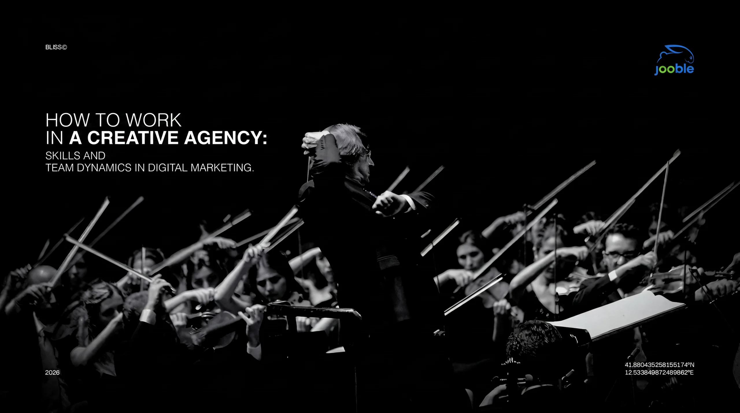 Lavorare in un'agenzia creativa: competenze e dinamiche di gruppo nel marketing digitale. Orchestra in bianco e nero con violini e direttore.