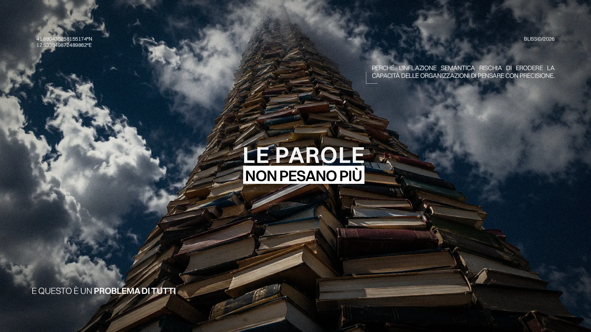 Le parole non pesano più: torre di libri verso il cielo nuvoloso. Concetto di inflazione semantica e perdita di significato delle parole.