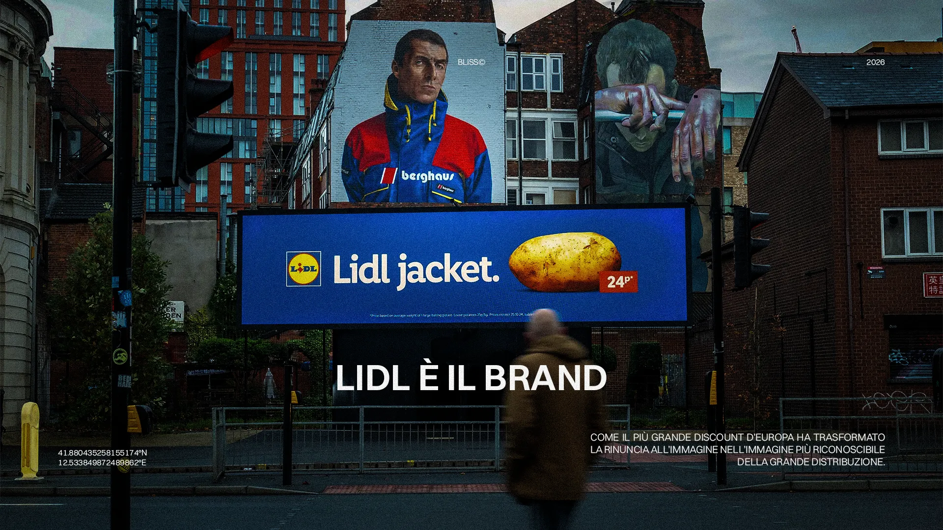 Cartellone pubblicitario Lidl con giacca e patata a 24p. Lidl è il brand. Pubblicità esterna in ambientazione urbana.