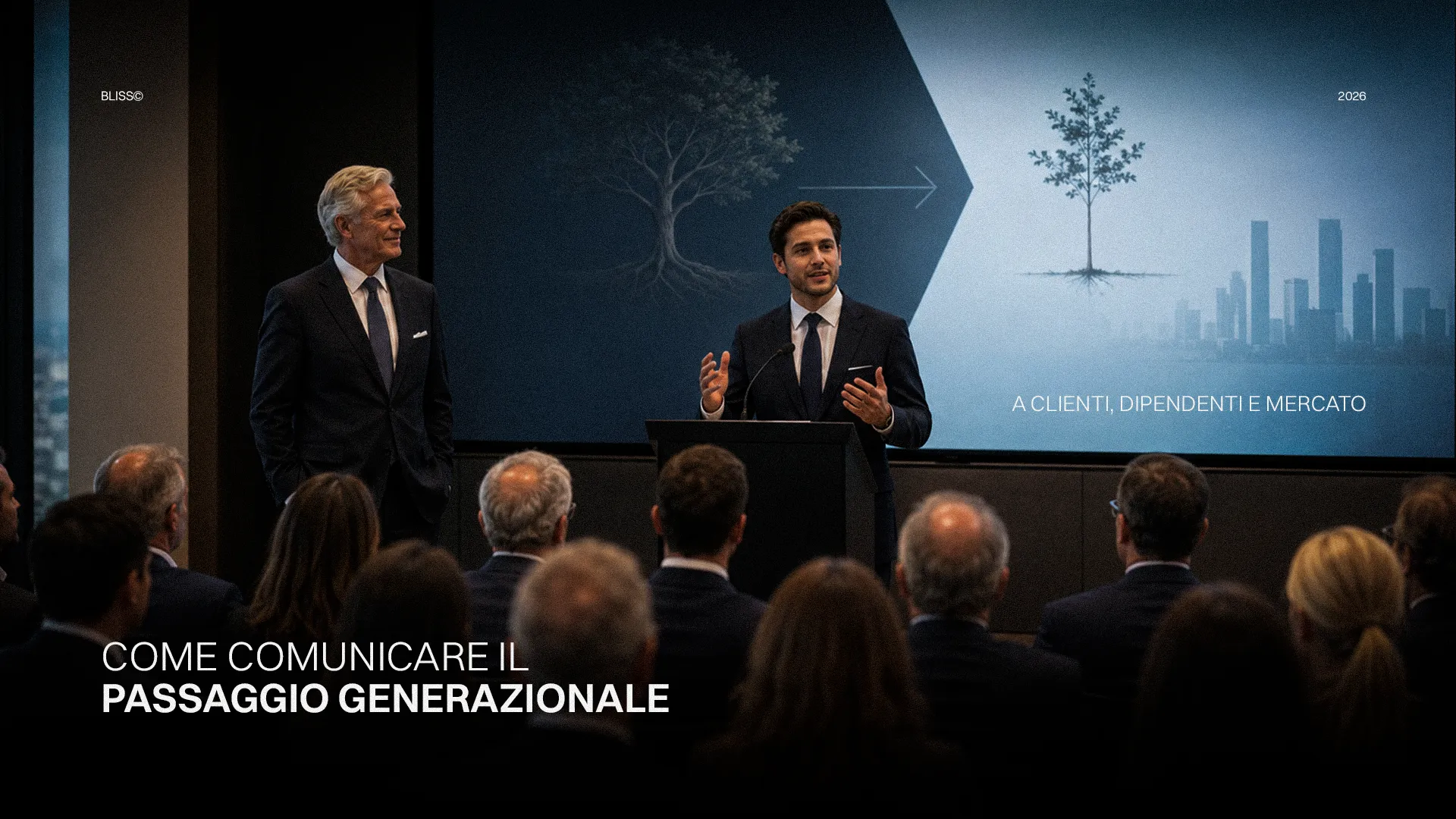 Presentazione aziendale passaggio generazionale: due relatori davanti a un pubblico, sullo sfondo slide con albero e skyline. Comunicazione efficace.