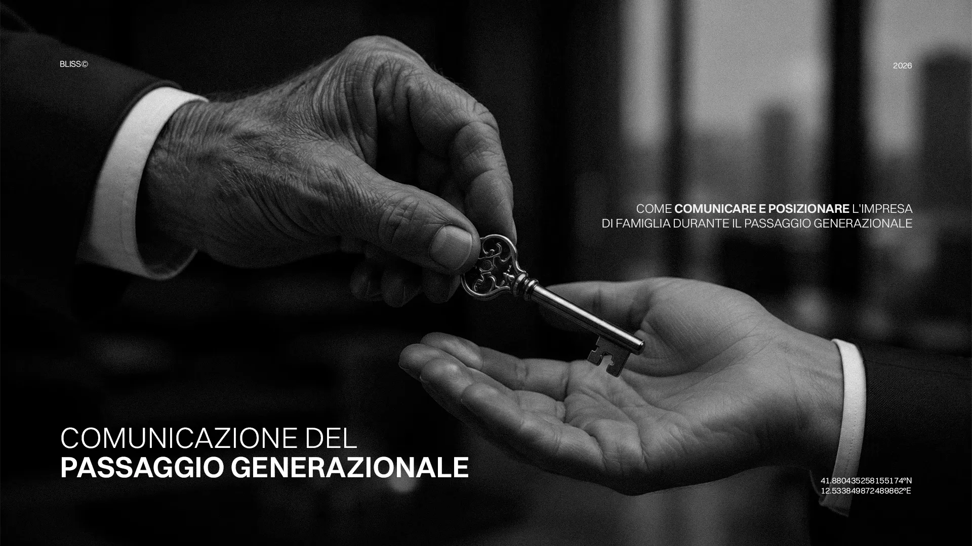 Passaggio Generazionale: Mano offre chiave, simbolo di comunicazione e successo nell'azienda familiare. Pianifica la successione.