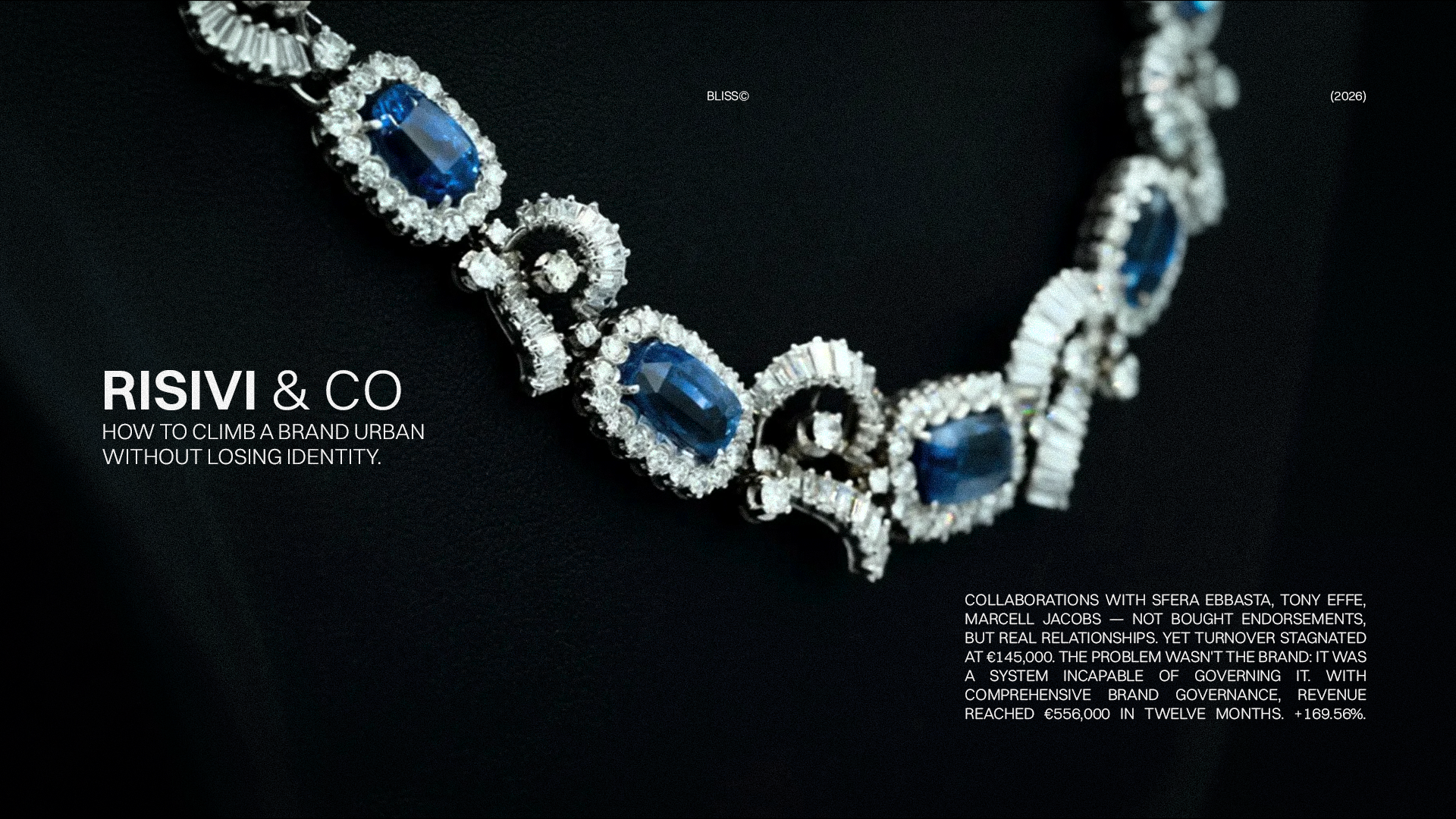 Collana Risivi con zaffiri blu e diamanti, gioiello di lusso su sfondo nero. Bozza automatica.