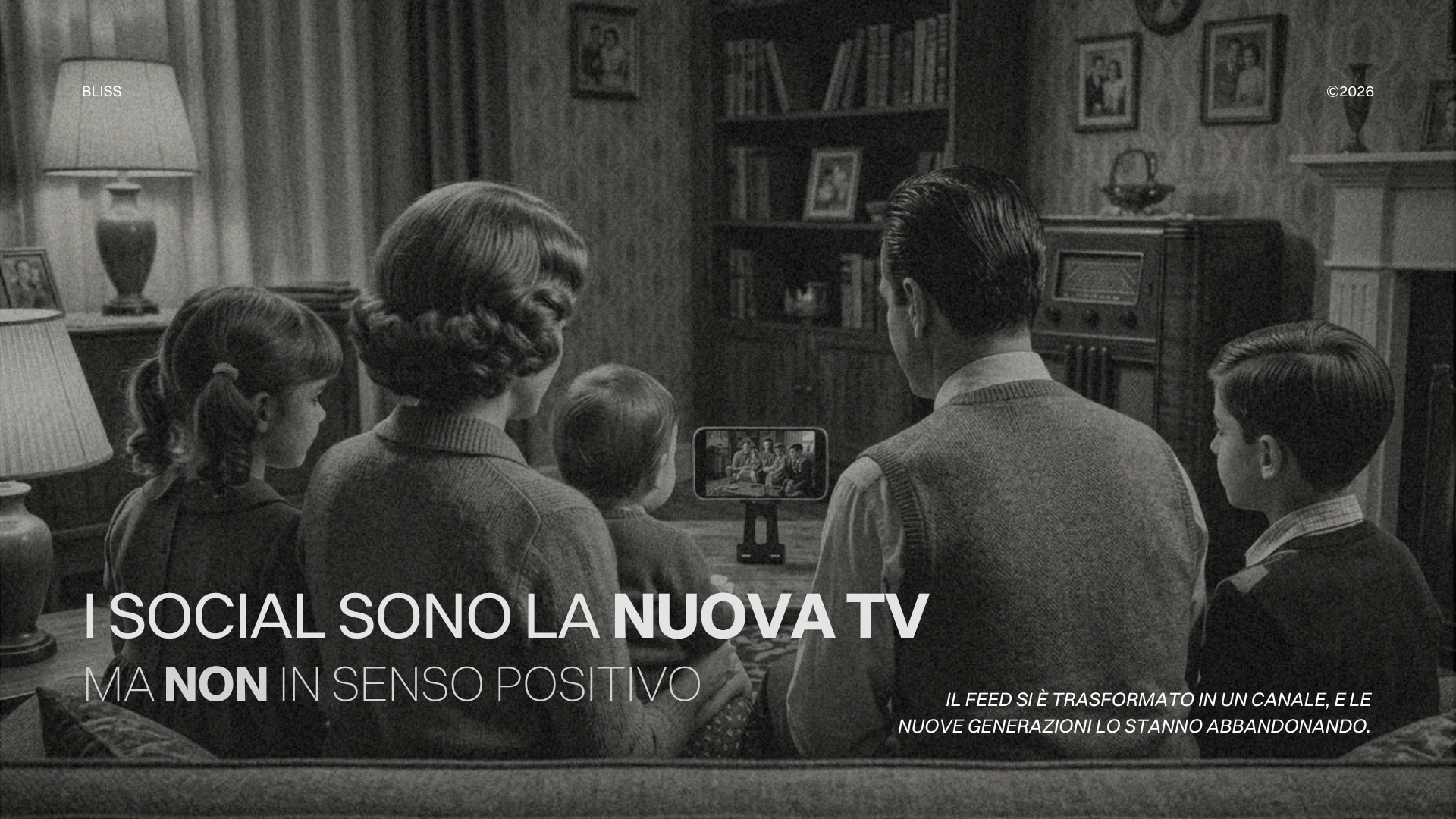 Famiglia in bianco e nero guarda un telefono cellulare che mostra altre persone, con testo "I SOCIAL SONO LA NUOVA TV MA NON IN SENSO POSITIVO".