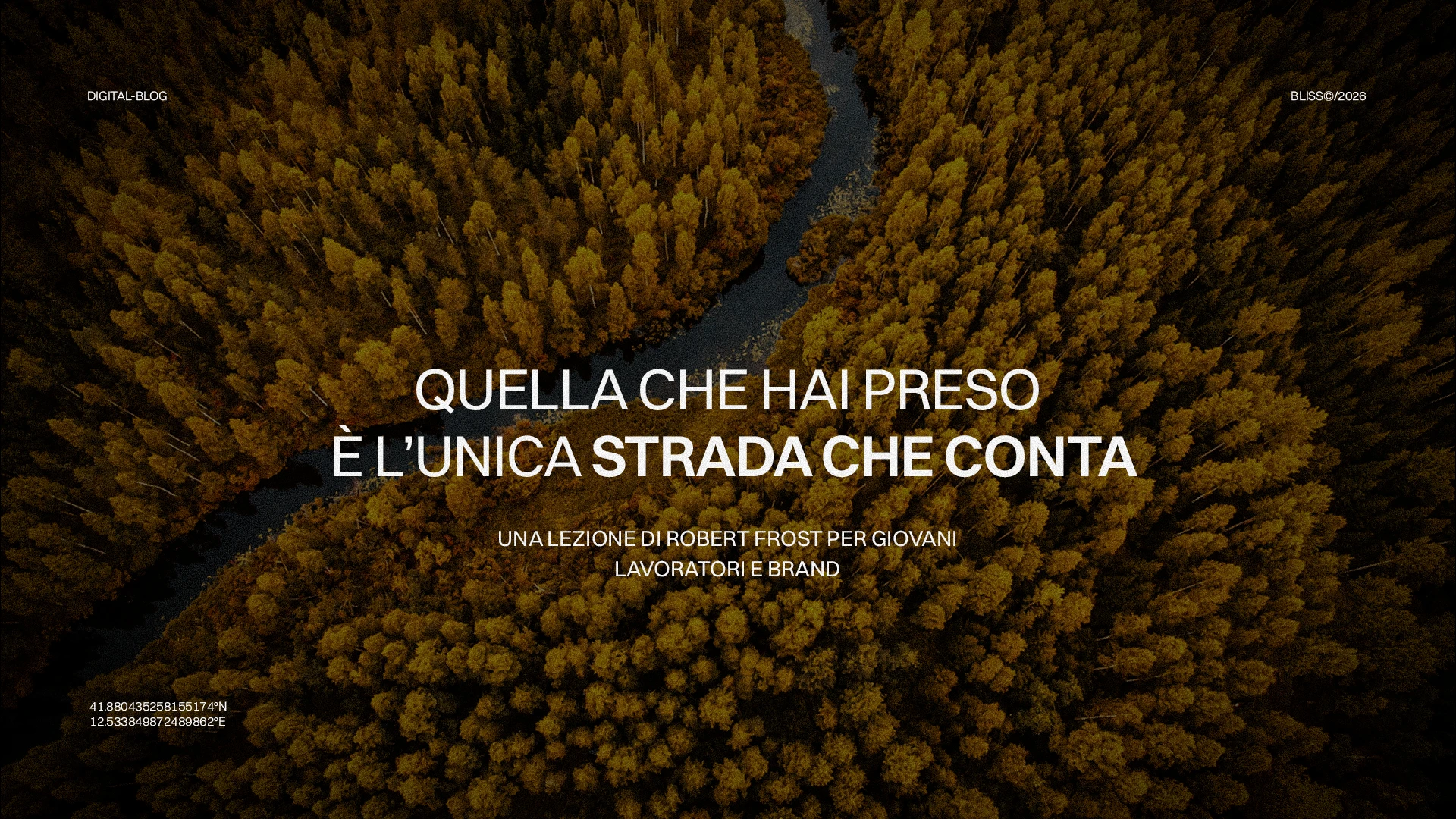 Vista aerea di una fitta foresta autunnale con un fiume sinuoso, testo sovrapposto "QUELLA CHE HAI PRESO È L'UNICA STRADA CHE CONTA".