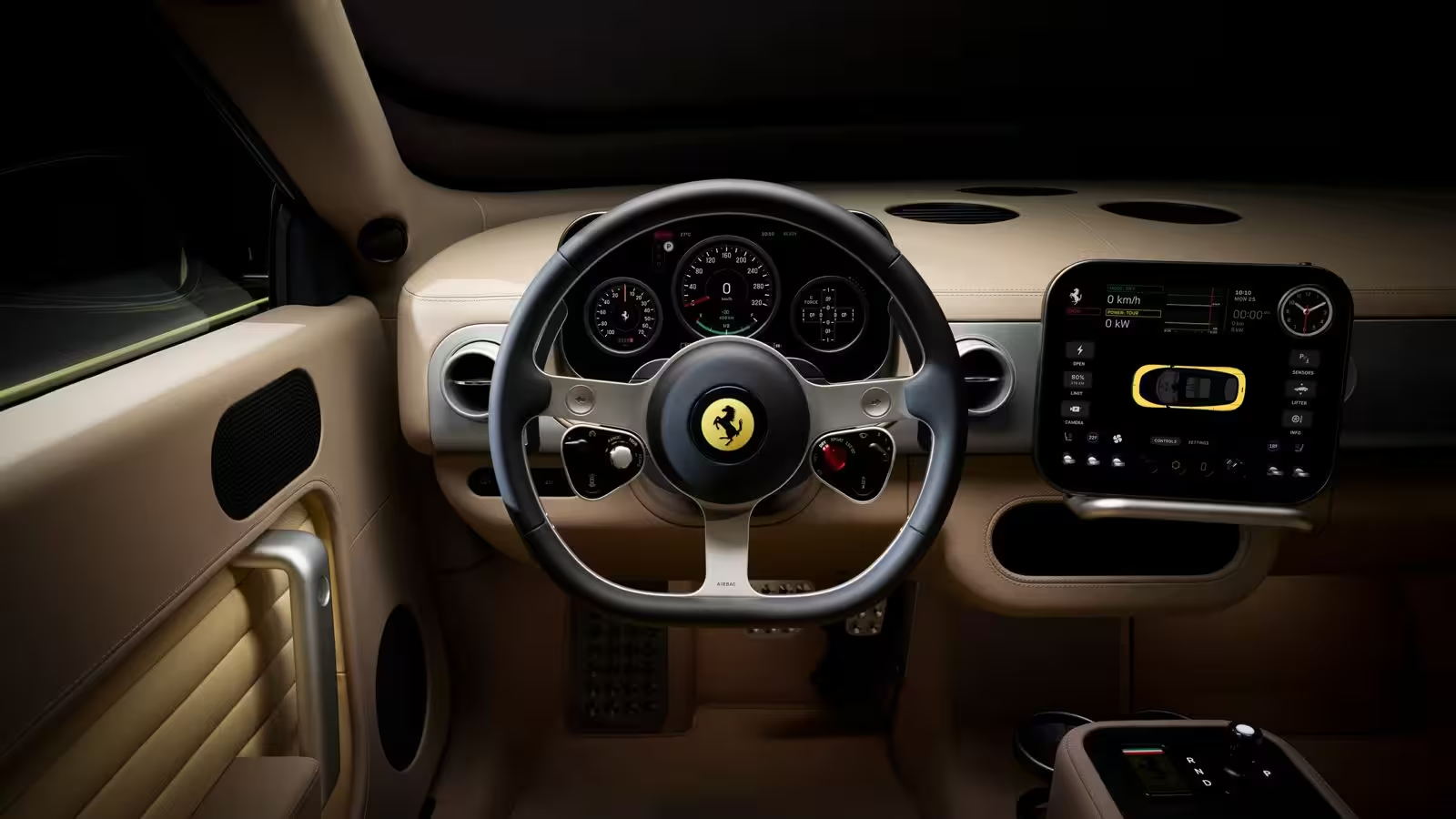Interni di una Ferrari con volante nero, cruscotto beige e schermo digitale che mostra un'auto.