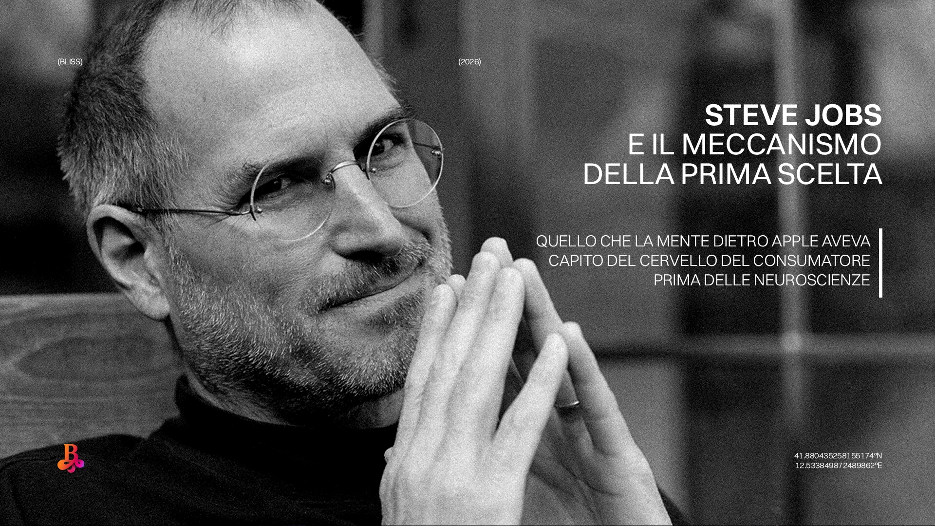 Primo piano in bianco e nero di Steve Jobs con gli occhiali e le mani giunte, con testo sovrapposto "STEVE JOBS E IL MECCANISMO DELLA PRIMA SCELTA".