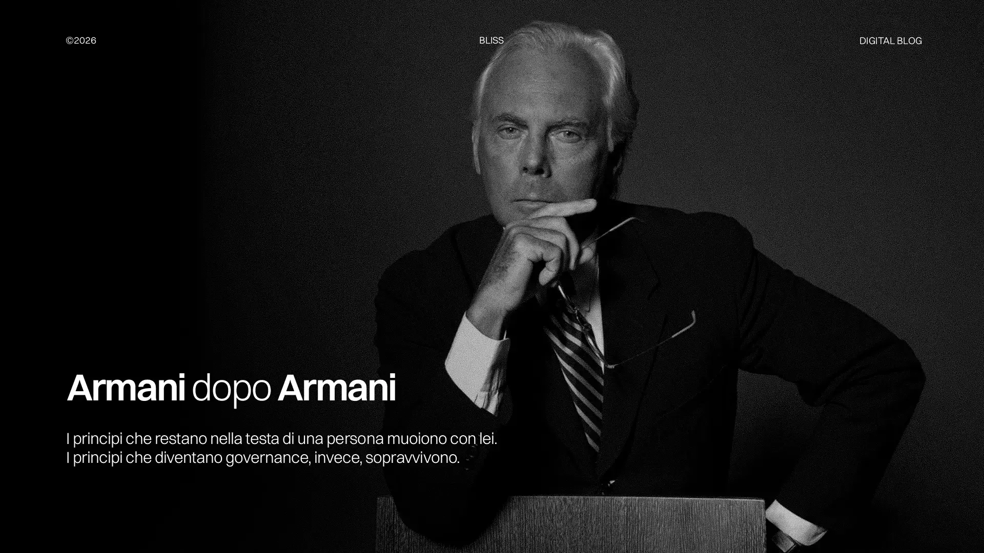 Ritratto in bianco e nero di Giorgio Armani, stilista italiano. Eleganza e stile Armani dopo Armani.