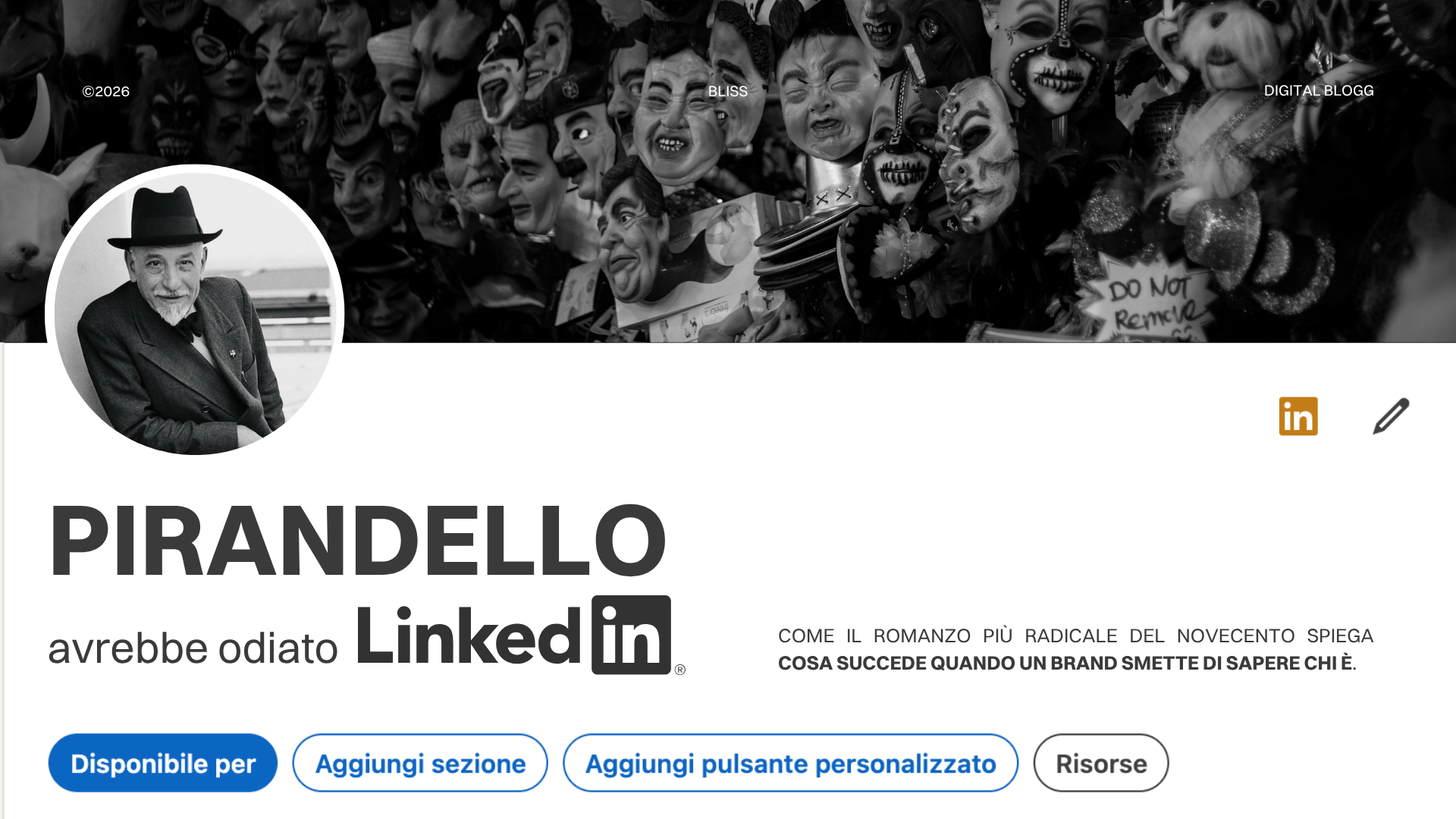 Profilo LinkedIn di Pirandello con maschere teatrali in bianco e nero sullo sfondo e il testo "Pirandello avrebbe odiato LinkedIn".