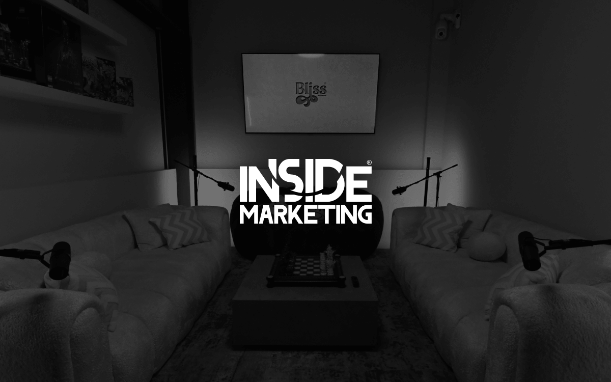 Studio in bianco e nero con divani, scacchiera e logo "Inside Marketing".