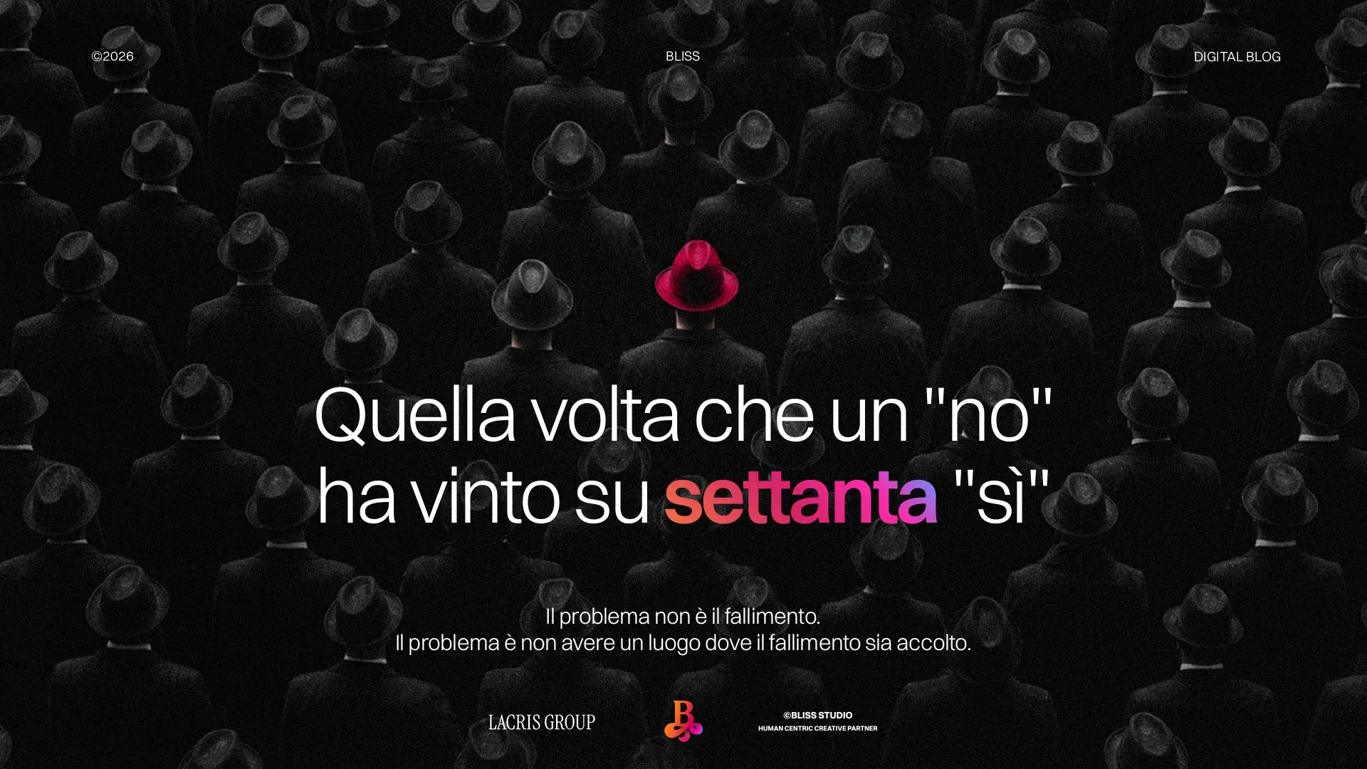 Settanta sì, una folla di figure in nero con un unico cappello rosso. Metafora di originalità e successo controcorrente.