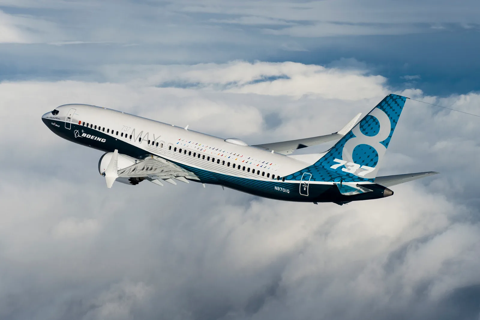 Boeing 737 MAX in volo, esempio di rischio legato alla convergenza delle informazioni nelle organizzazioni.