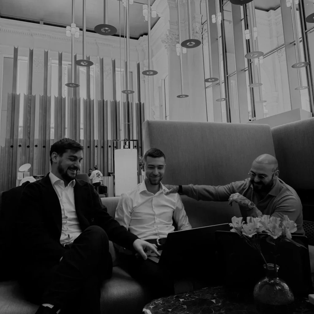 Il nucleo decisionale di Bliss Agency riunito, composto da sei professionisti con competenze complementari.
