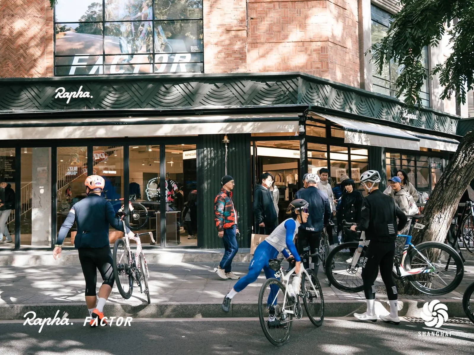 Folla fuori dalla Clubhouse Rapha a Shangai